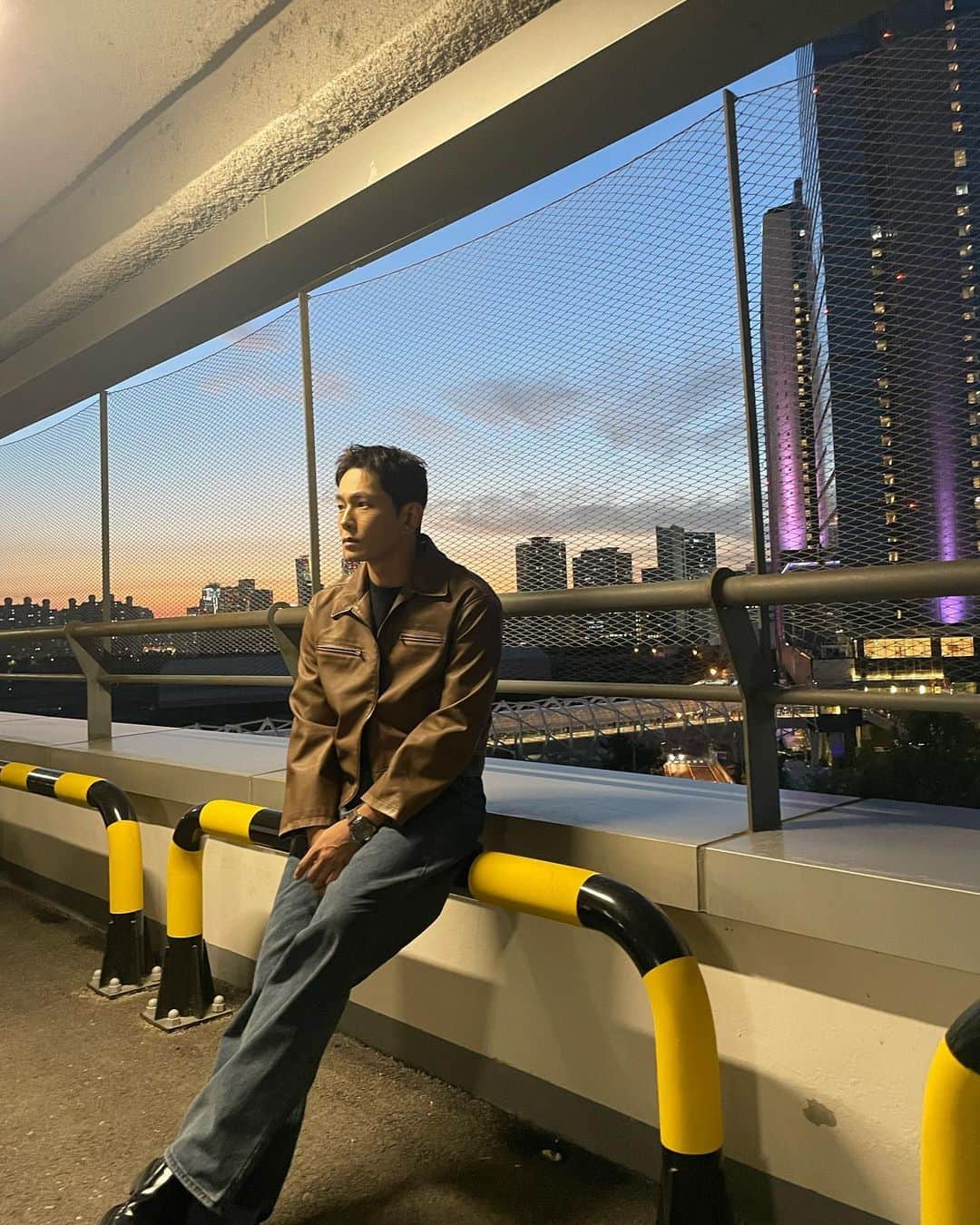 オン・ジュワンのインスタグラム：「오랜만에 #화사한그녀 시사회 간 날😏 정확히 14장 중에 고른 4장 ㅎ  오랜만에 좋아하는 사람들 많이 봐서  좋았던 날.」