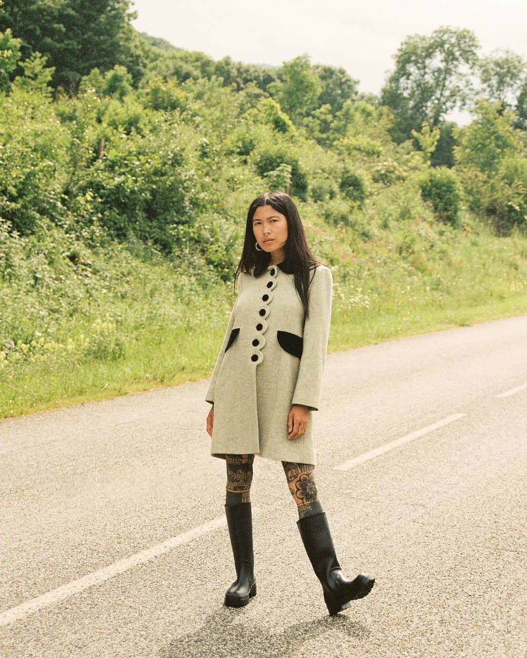 マヌーシュのインスタグラム：「Poupée on the road 💕 @anhwisle wears our Poupée coat available in stores and online.」