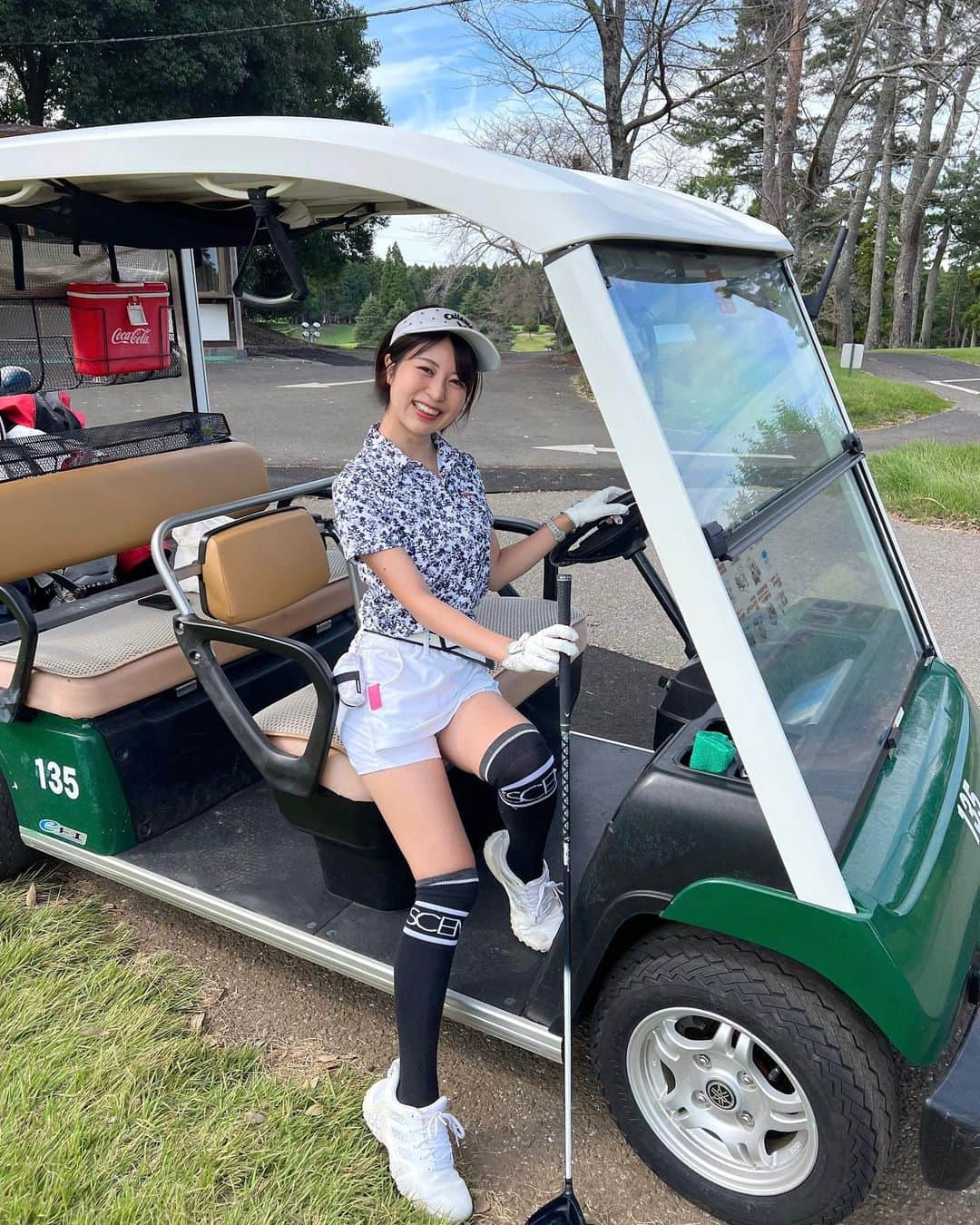 小林由依さんのインスタグラム写真 - (小林由依Instagram)「* 人生2度目のラウンド⛳️ プチコンペっぽい感じで、大人数でワイワイやった✨ ⁡ 天候にも恵まれて楽しかったな⛅️♡ ⁡ ⁡ バンカーに苦戦してスコアは前より落ちてしまったけど、 ドライバーを新調したおかげか ティーショットは前回よりよくなったよ✌️ ⁡ アプローチ練習とかももっとがんばりたい◎ ⁡ ⁡ . . . . . ⁡ ⁡ #デサントゴルフ #デサント #descentegolf #descente #キャロウェイゴルフ #キャロウェイ #callawaygolf #callaway #ゴルフ #ゴルフウェア #ゴルフファッション #ゴルフコーデ #ゴルフ初心者 #ゴルフ女子 #ゴルフ練習 #ゴルフ動画 #ゴルフ場 #ゴルフスイング #千葉 #千葉国際カントリークラブ #千葉ゴルフ場 #カントリークラブ #ショートヘア #ショートボブ #ポロシャツ #サンバイザー #休日コーデ #休日」10月6日 17時29分 - yui.minny.now