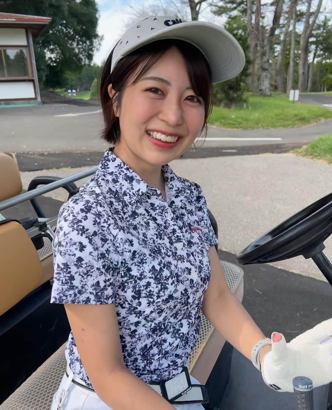 小林由依さんのインスタグラム写真 - (小林由依Instagram)「* 人生2度目のラウンド⛳️ プチコンペっぽい感じで、大人数でワイワイやった✨ ⁡ 天候にも恵まれて楽しかったな⛅️♡ ⁡ ⁡ バンカーに苦戦してスコアは前より落ちてしまったけど、 ドライバーを新調したおかげか ティーショットは前回よりよくなったよ✌️ ⁡ アプローチ練習とかももっとがんばりたい◎ ⁡ ⁡ . . . . . ⁡ ⁡ #デサントゴルフ #デサント #descentegolf #descente #キャロウェイゴルフ #キャロウェイ #callawaygolf #callaway #ゴルフ #ゴルフウェア #ゴルフファッション #ゴルフコーデ #ゴルフ初心者 #ゴルフ女子 #ゴルフ練習 #ゴルフ動画 #ゴルフ場 #ゴルフスイング #千葉 #千葉国際カントリークラブ #千葉ゴルフ場 #カントリークラブ #ショートヘア #ショートボブ #ポロシャツ #サンバイザー #休日コーデ #休日」10月6日 17時29分 - yui.minny.now