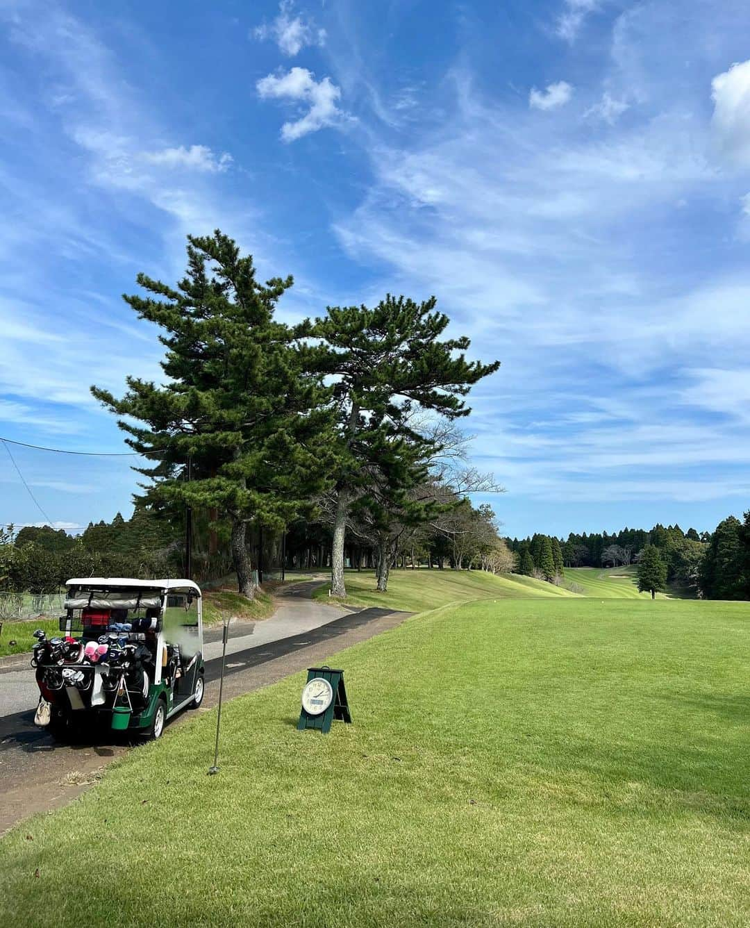 小林由依さんのインスタグラム写真 - (小林由依Instagram)「* 人生2度目のラウンド⛳️ プチコンペっぽい感じで、大人数でワイワイやった✨ ⁡ 天候にも恵まれて楽しかったな⛅️♡ ⁡ ⁡ バンカーに苦戦してスコアは前より落ちてしまったけど、 ドライバーを新調したおかげか ティーショットは前回よりよくなったよ✌️ ⁡ アプローチ練習とかももっとがんばりたい◎ ⁡ ⁡ . . . . . ⁡ ⁡ #デサントゴルフ #デサント #descentegolf #descente #キャロウェイゴルフ #キャロウェイ #callawaygolf #callaway #ゴルフ #ゴルフウェア #ゴルフファッション #ゴルフコーデ #ゴルフ初心者 #ゴルフ女子 #ゴルフ練習 #ゴルフ動画 #ゴルフ場 #ゴルフスイング #千葉 #千葉国際カントリークラブ #千葉ゴルフ場 #カントリークラブ #ショートヘア #ショートボブ #ポロシャツ #サンバイザー #休日コーデ #休日」10月6日 17時29分 - yui.minny.now