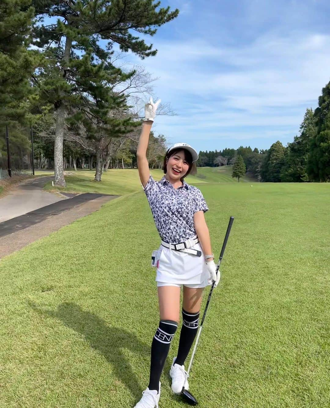 小林由依さんのインスタグラム写真 - (小林由依Instagram)「* 人生2度目のラウンド⛳️ プチコンペっぽい感じで、大人数でワイワイやった✨ ⁡ 天候にも恵まれて楽しかったな⛅️♡ ⁡ ⁡ バンカーに苦戦してスコアは前より落ちてしまったけど、 ドライバーを新調したおかげか ティーショットは前回よりよくなったよ✌️ ⁡ アプローチ練習とかももっとがんばりたい◎ ⁡ ⁡ . . . . . ⁡ ⁡ #デサントゴルフ #デサント #descentegolf #descente #キャロウェイゴルフ #キャロウェイ #callawaygolf #callaway #ゴルフ #ゴルフウェア #ゴルフファッション #ゴルフコーデ #ゴルフ初心者 #ゴルフ女子 #ゴルフ練習 #ゴルフ動画 #ゴルフ場 #ゴルフスイング #千葉 #千葉国際カントリークラブ #千葉ゴルフ場 #カントリークラブ #ショートヘア #ショートボブ #ポロシャツ #サンバイザー #休日コーデ #休日」10月6日 17時29分 - yui.minny.now