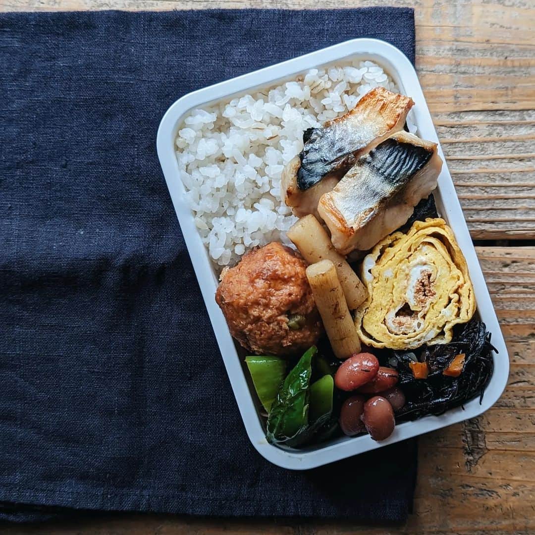 tamiのインスタグラム：「* #お弁当 *  今週もお疲れ様でした🤗  3連休だわ〜♡  *#tami弁  #弁当#bento#lunchbox #ランチ#昼食#旦那弁当 #ごはん#食事#暮らし#お弁当記録」