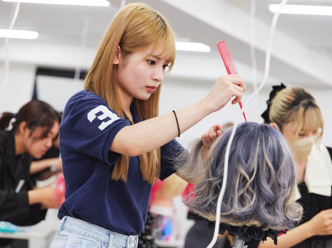 東京ベルエポック美容専門学校さんのインスタグラム写真 - (東京ベルエポック美容専門学校Instagram)「【ヘアメイク科1年生　ウィッグコンテスト】  テーマは『creativity ~創造性~』🧠💡  『creativity』をテーマにヘアメイク科の1年生が 40分でヘアメイクを完成させました✨  コンテスト前は作品を完成させられるか 不安そうな学生もいましたが、 どの作品もそんなことを感じさせないくらいの 素敵なウィッグ作品でした👏🏻　 コンテストで学んだことを今後にも活かしていきましょう！  審査員の方々、貴重なお時間ありがとうございました😌   [審査員] 専属ヘアメイクをはじめ、 トレンドの韓国コスメをSNSで発信している メイクアップアーティスト 『IZUMIさん』　@izubeee   大人気ドラマ「ネメシス」や今日公開の映画「アナログ」の ヘアメイクを担当しているヘアメイクアーティスト 『金山さん』　@kinchachacha   #ウィッグコンテスト#東ベル#東京ベルエポック美容専門学校#美容専門学校ベルエポック東京校#美容学生#美容専門学校#美容学校#美容進学 #美容垢#美容師#美容垢さんと繋がりたい#美容師なりたい#オープンキャンパス#美容師#ヘアアレンジ#ヘアセット#ヘアメイク#メイク#アイリスト#アイデザイナー#ヘアメイクアーティスト#ブライダルヘアメイク#トータルビューティ#スタイリスト#エステティシャン#メイクアップアーティスト #東京ベル#ljk #sjk #fjk #高校生男子  ————— 『東ベルパンフレットのご請求/オープンキャンパス予約』こちらから💁‍♀️💁‍♂️ @tokyo_belle」10月6日 17時40分 - tokyo_belle