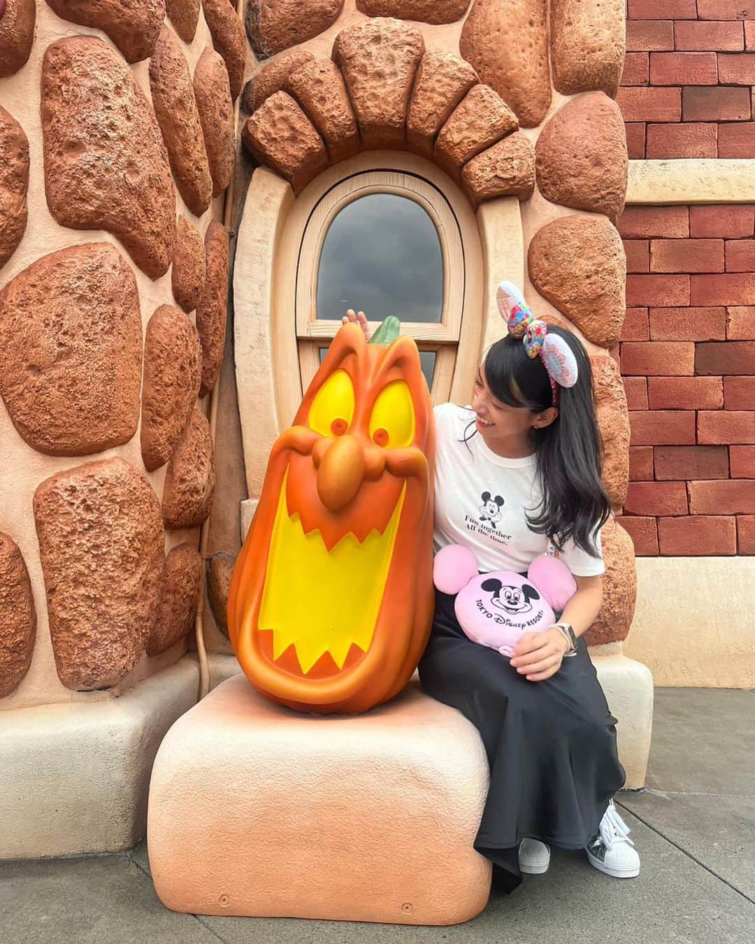 meiさんのインスタグラム写真 - (meiInstagram)「. 🐭🎃👻💕 同じ顔してみちゃうよねっ🎃🕸   (今年は行くたびに耳買ってる🐭笑)   #ディズニーランド #ハロウィン #ディズニー40周年  #夢の国 #あーたのしっ #るんっ」10月6日 17時33分 - meeeeei01