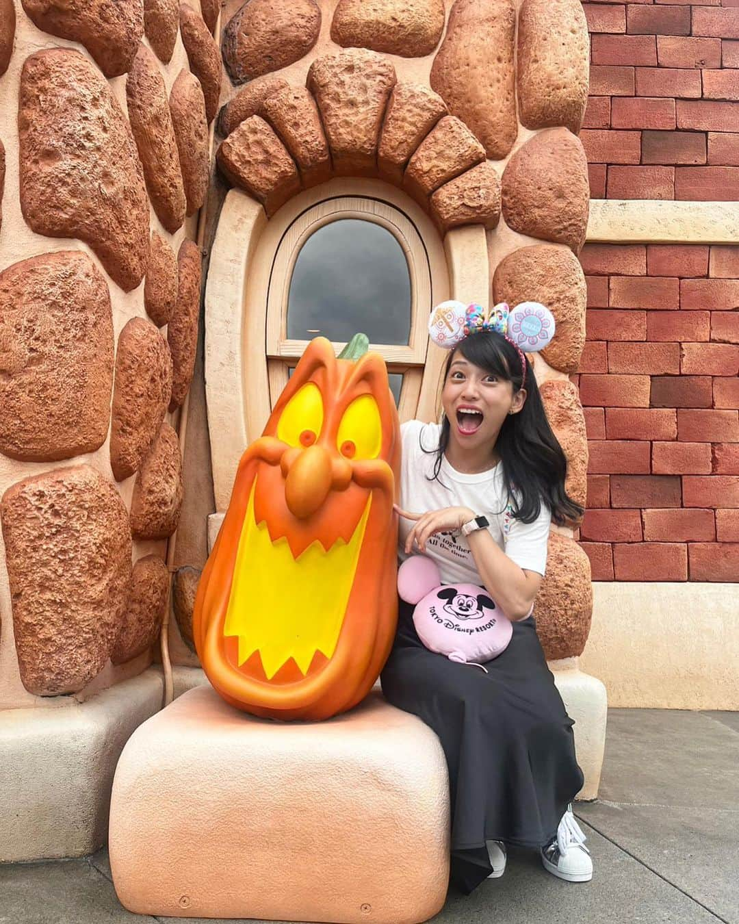 meiさんのインスタグラム写真 - (meiInstagram)「. 🐭🎃👻💕 同じ顔してみちゃうよねっ🎃🕸   (今年は行くたびに耳買ってる🐭笑)   #ディズニーランド #ハロウィン #ディズニー40周年  #夢の国 #あーたのしっ #るんっ」10月6日 17時33分 - meeeeei01