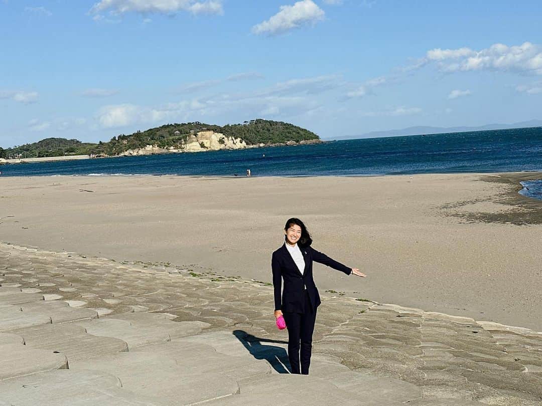 森下千里のインスタグラム：「七ヶ浜町にある　#菖蒲田浜 海の青さが深くて、美しい。  人と会う時間ばかりでなく、 景色を見る時間も必要だなぁと感じました」
