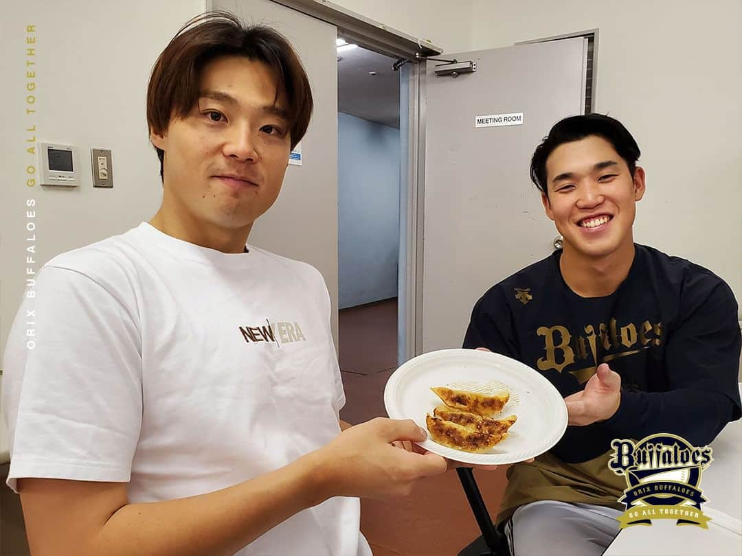 オリックス・バファローズさんのインスタグラム写真 - (オリックス・バファローズInstagram)「#試合前のエネルギー補給 #もぐもぐタイム #野口智哉 #廣岡大志 #杉本裕太郎 #福田周平 #ワンハンドレッド #山崎福也 #稲富宏樹 #リクエストにお応えして #安達了一 #梵英心 コーチ #小木田敦也 #西野真弘 #観察する人 #見参 #ZOZOマリンスタジアム #Bs2023 #buffaloes #baseball #ORIX #プロ野球」10月6日 17時35分 - orix_buffaloes