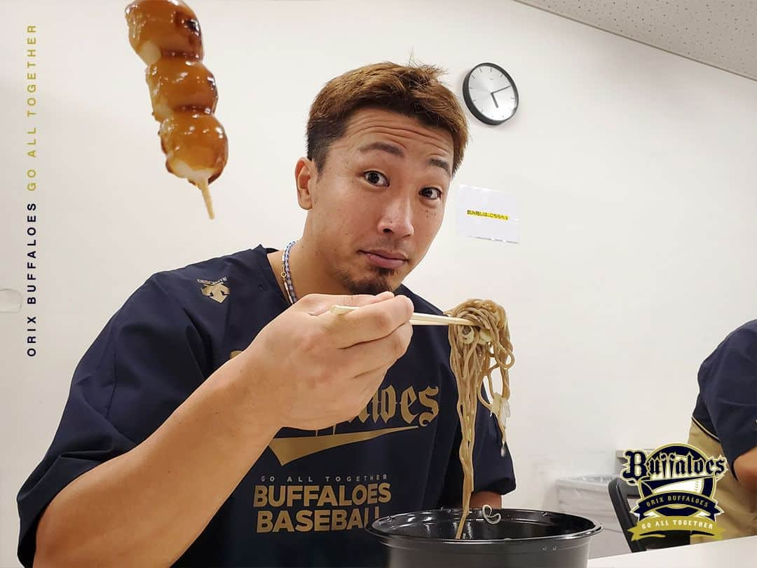 オリックス・バファローズさんのインスタグラム写真 - (オリックス・バファローズInstagram)「#試合前のエネルギー補給 #もぐもぐタイム #野口智哉 #廣岡大志 #杉本裕太郎 #福田周平 #ワンハンドレッド #山崎福也 #稲富宏樹 #リクエストにお応えして #安達了一 #梵英心 コーチ #小木田敦也 #西野真弘 #観察する人 #見参 #ZOZOマリンスタジアム #Bs2023 #buffaloes #baseball #ORIX #プロ野球」10月6日 17時35分 - orix_buffaloes