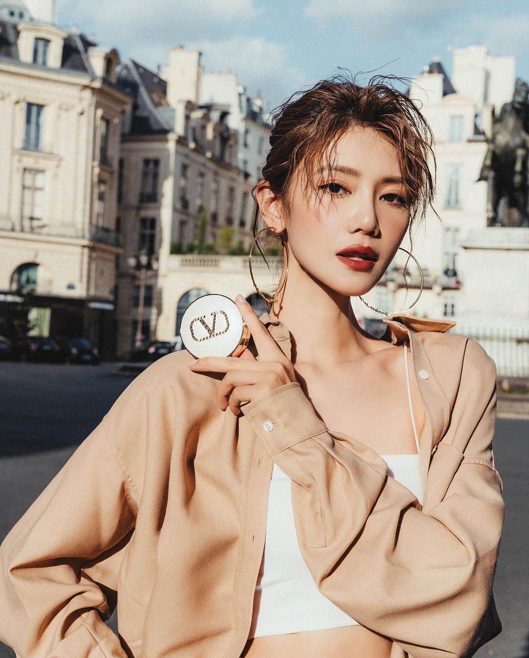 Elva Niさんのインスタグラム写真 - (Elva NiInstagram)「這半個月來廢寢忘餐馬不停蹄的在趕show 真的不容易 這次時裝周的每個妝容一如既往是我自己一手包辦😎 底妝部分使用的是 @valentino.beauty 全新GO-CUSHION GLOW高光輕透氣墊粉底 妝效輕透高遮瑕 肌膚散發如羅馬日光的迷人立體光芒 以奢華白色皮革為主調 並綴以金色VLogo標誌鉚釘的時尚粉盒悅目纖巧  配方蘊含滋養護膚成分 在時裝周期間不停轉換妝容都能保持全天候舒適保濕 更可以隨時隨地展現奢華光澤  #ValentinoBeauty #GoCushionGlow」10月6日 17時35分 - misselvani