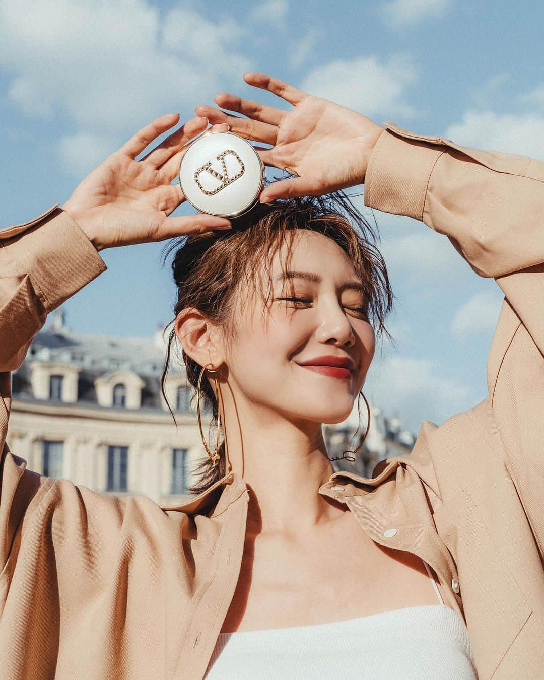 Elva Niのインスタグラム：「這半個月來廢寢忘餐馬不停蹄的在趕show 真的不容易 這次時裝周的每個妝容一如既往是我自己一手包辦😎 底妝部分使用的是 @valentino.beauty 全新GO-CUSHION GLOW高光輕透氣墊粉底 妝效輕透高遮瑕 肌膚散發如羅馬日光的迷人立體光芒 以奢華白色皮革為主調 並綴以金色VLogo標誌鉚釘的時尚粉盒悅目纖巧  配方蘊含滋養護膚成分 在時裝周期間不停轉換妝容都能保持全天候舒適保濕 更可以隨時隨地展現奢華光澤  #ValentinoBeauty #GoCushionGlow」