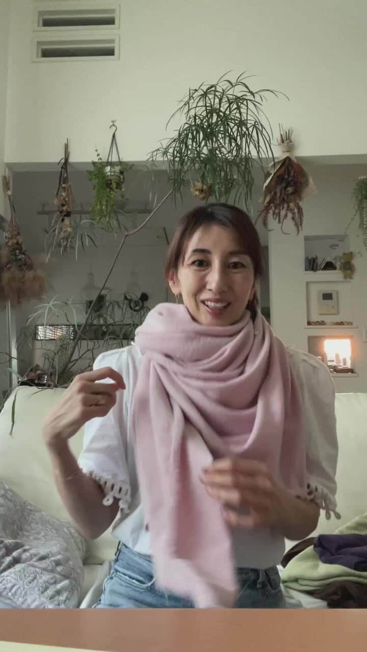 のインスタグラム：「【ご質問いただいたストールの巻き方🧣】  ストールの巻き方🧣 4パターンほどお伝えしてまーす‼️ なるべくゆっくり簡単な方法でしてみたけど大丈夫だったかな？？  よかったらやってみてくださいね✨  @simpure_onlineshop  オンラインショップでただいま販売中🎵  #カシミヤストール  #ストール巻き方 #ストール巻き方動画 #育てるカシミヤストール #simpure  追伸：ライブ中にご質問いただいたJCBカード利用について  オンラインショップは使用できました‼️」