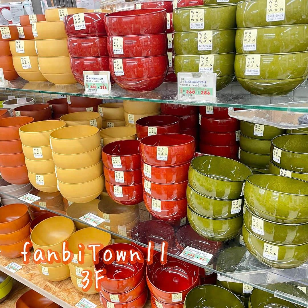 ファンビ寺内 (fanbi) のインスタグラム：「. ⌇１枚目⌇お椀WAYOWAN 和食でも洋食でも家族みんなの 手になじむうつわ😌 重ねてスタッキングもできるので 収納に便利✨   ▾小売価格¥400〜700の約35%OFF！ 販売価格は¥260〜455(税込¥286〜500)✨  ⌇２枚目⌇にっぽん伝統色 日本の四季折々の色を使った おしゃれな汁椀です🌿 ナチュラルな木目柄とのバイカラーで、 華やかさの中にもほっこりとした 温かみのある印象のお椀🥣   ▾小売価格¥700〜1,200の約30%OFF！ 販売価格は¥490〜840(税込¥539〜924)✨  #fanbiTown 11-3階　キッチン雑貨売場＆ネットストア  品切れの際はご容赦ください🙇🏻‍♀️ ＿＿＿＿＿＿＿＿＿＿＿＿＿＿＿＿  DM、コメントでの在庫確認や その他お問い合わせはご遠慮ください。 プロフィール（@fanbi_official）の ハイライト「お問い合わせ」か、 TEL:06-6262-2161(代表)よりお願いします。  #ファンビ寺内 は、会員制の #卸問屋 です。 店舗へのアクセス、ご利用方法はプロフィール （@fanbi_official）のリンクからご確認ください☺️  ＿＿＿＿＿＿＿＿＿＿＿＿＿＿＿＿  #ファンビ #fanbi寺内 #fanbi #寺内 #大阪 #osaka #本町 #honmachi #堺筋本町 #問屋 #WAYOWAN #小椀 #中椀 #大椀 #丼 #和洋 #日本伝統色 #にっぽん伝統色 #汁椀 #分椀 #木目調 #和食 #洋食 #ナチュラルテイスト #おうちごはん #晩ごはん #夜ごはん」