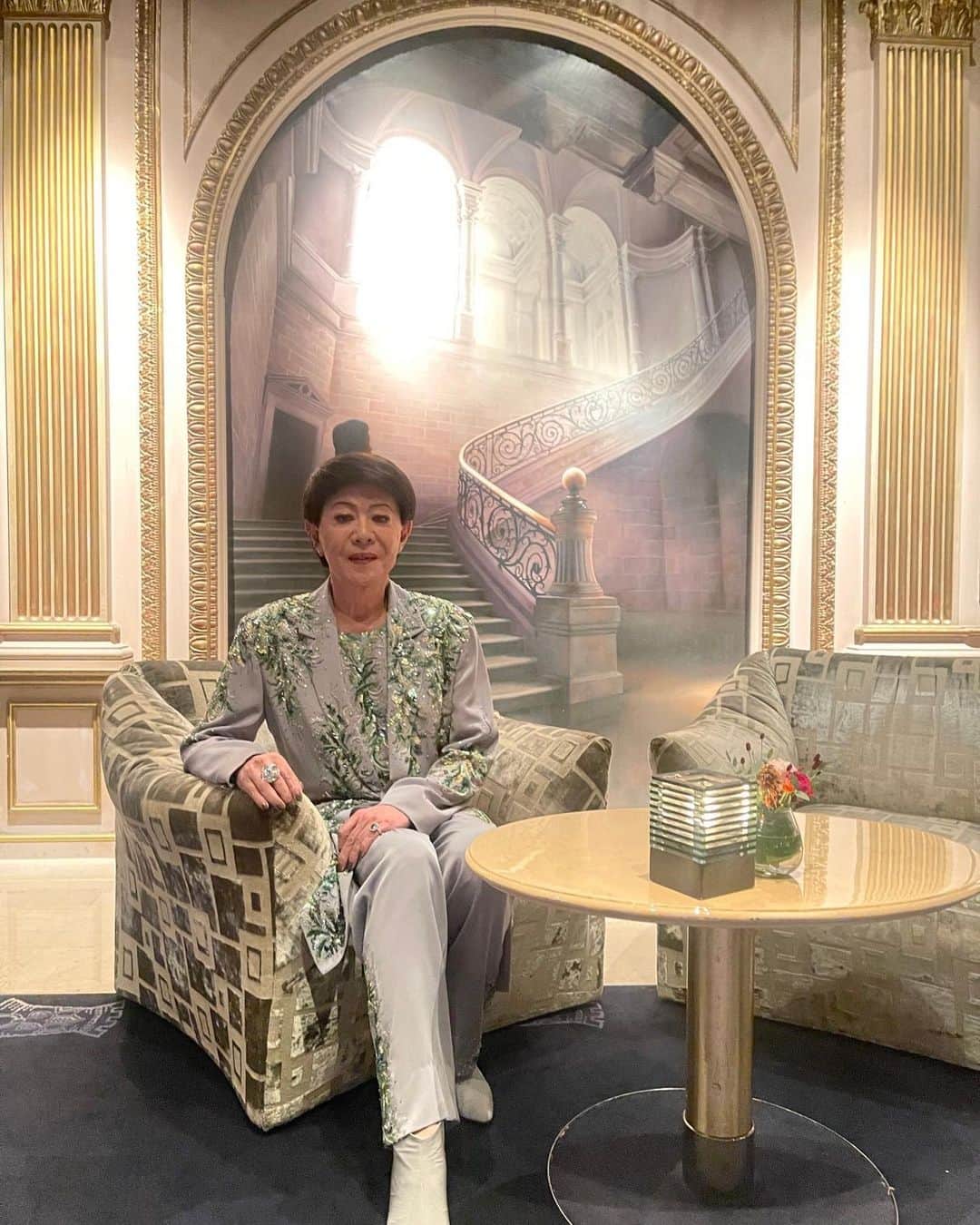 美川憲一のインスタグラム：「ど～も～ 美川よ～  先日、 今井千恵さんのお食事会に 行ってきたわよ～  ホテルニューオータニ東京内の トゥールダルジャン東京だったわ～  とても有名なフランス料理のお店で 料理はとても素晴らしく、 何より内装がフランス貴族の邸宅みたいなのよ～  お食事会の後に展示会もあり、 特別な方のみご招待されていたわ～  ちなみに トゥールダルジャンは、 銀の塔という意味よ～  #美川憲一 #トゥールダルジャン #ホテルニューオータニ #今井千恵 #今井千晶 #銀の塔 #フランス料理 #貴族の邸宅 #歌いつづける #さそり座の女」