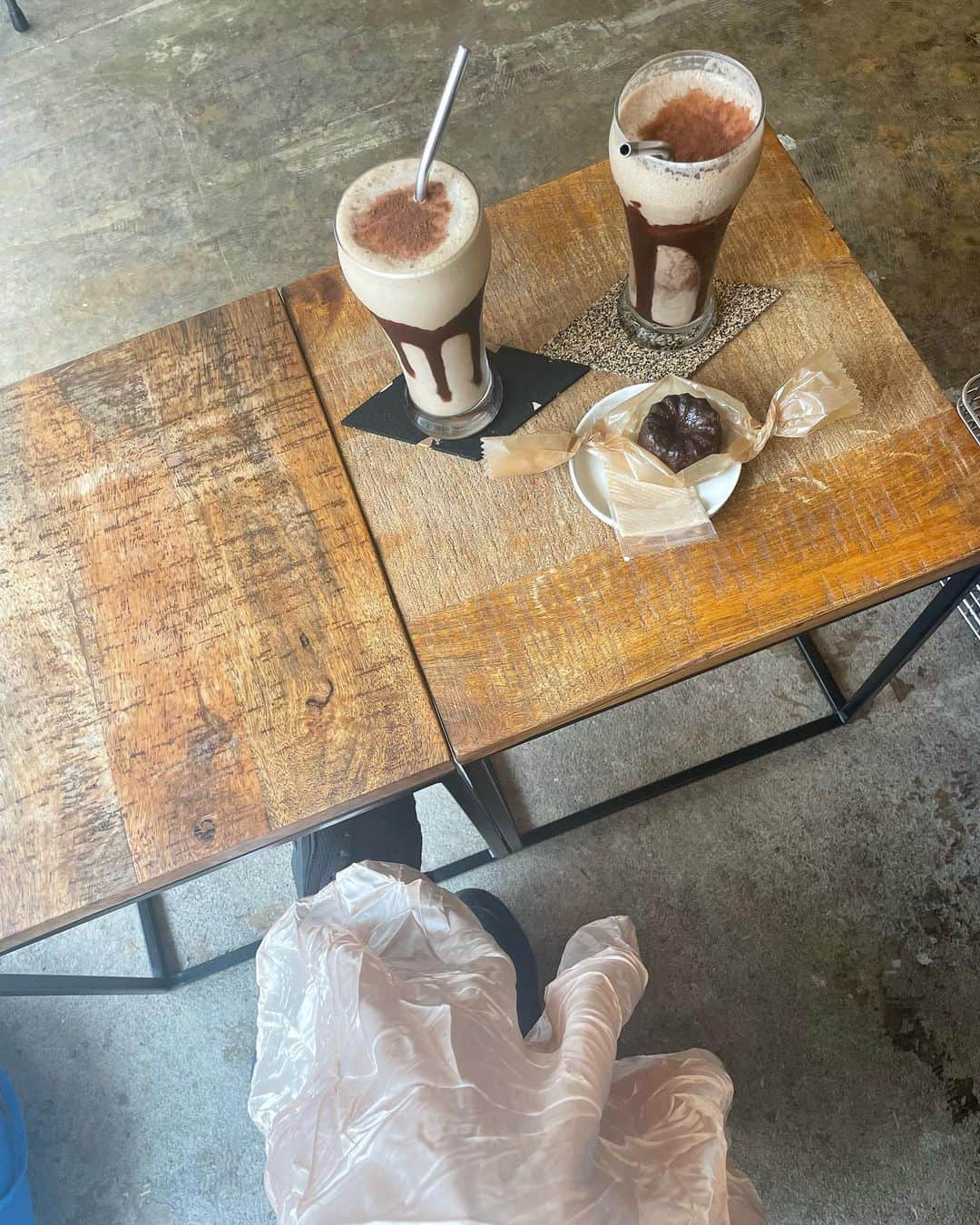 のインスタグラム：「運動前に甘い物チャージ🍫❤️ ・ 楽しくおしゃべりし過ぎて、 振りを忘れてないかひやひや🫣 ・ 最近は思い出せなくてもググれば何とかなるから、どんどん物を覚えられなくなってる。 ・ 長い物は、メモったり、スケジュールに入れちゃうんだから、一つくらい自力で暗記しなきゃならない事があって良かったなと思う🤯✌️ ・ ・ ・ #忘れてなかった😮‍💨 #cafe #カフェ #ココトレ #木下ココ」