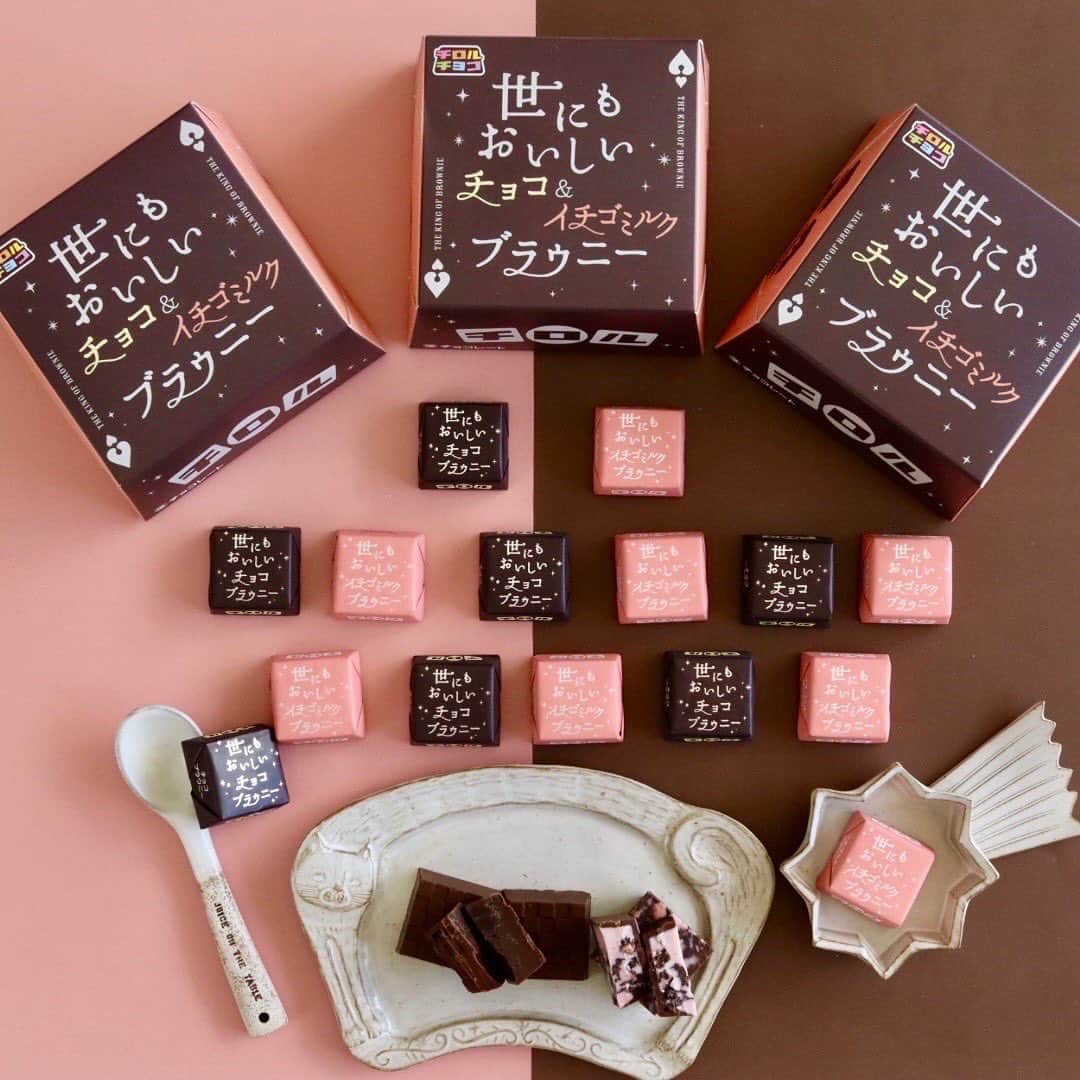 チロルチョコさんのインスタグラム写真 - (チロルチョコInstagram)「🍫 ／ #新発売 情報📣 全国のPPIHグループ店舗（ドン・キホーテおよびユニー系列、一部店舗除く）で発売🛒✨ ＼  チョコ好きにはたまらない‪🫶🏻️😖💓   ”世にもおいしいチョコブラウニー”とコラボ✨️ 新商品「ビッグチロル〈世にもおいしいブラウニーアソート〉」 のご紹介です🍫  「世にもおいしいチョコブラウニー」とコラボ🤝 　オールハーツ・カンパニーが展開する 　人気商品「世にもおいしいチョコブラウニー」は、シリーズ累計出荷数(※) 　1,700万個以上を誇る大人気商品‪👍🏻 ̖́-‬ 　(※2020年1月～2023年8月累計）  『名前負けしてない、それほどにおいしい。』 濃厚ブラウニーを、実際の商品に使われているチョコチップを使用し、 チロルチョコで再現しました❤️‍🔥 歯ごたえのあるザクザク食感が楽しめます😘  チョコは通常のアソート商品サイズよりも大きい”単品販売サイズ”にし、 食べ応えのあるブラウニーに近づくようこだわりました👨‍🍳  ┈┈┈┈┈┈┈┈┈┈ 気になるフレーバーは…？💡 ┈┈┈┈┈┈┈┈┈┈ 🍫チョコブラウニー オールハーツオリジナルのチョコチップとブラッククランチクッキーを ブラウニー風味チョコで包みました。 濃厚で本格的なブラウニーを再現🫢  🍓イチゴミルクブラウニー オールハーツオリジナルのイチゴチョコチップとブラッククランチクッキーを ブラウニー風味チョコで包みました。 ボトムにイチゴ風味のチョコを合わせ、 ミルキーなイチゴミルクブラウニーを再現💡  2種のアソートになっていますよ✌︎( ¨̮ )✌︎  ┊︎ パッケージの秘密🤫 10個に1個の確率で側面に猫のイラストが描かれたレアな個包装が封入されています🐱   10月11日から全国のPPIHグループ店舗(ドン・キホーテおよびユニー系列、 一部店舗除く) で発売します🛒  ぜひチェックしてみてください‪👍🏻 ̖́-‬  ※お取り扱いのない店舗もあります。 また、商品がなくなり次第、 販売終了とさせて頂きます。予めご了承くださいませ。   #tirol #tirolchoco #チロルチョコ #チロル #チョコレート #おやつタイム #chocolate #期間限定 #おうちカフェ #おやつの時間 #chocolatelover #shopチロルチョコ #世にもおいしいブラウニー #ビックチロル #コラボ商品 #ドンキ」10月6日 17時49分 - tirolchoco_official