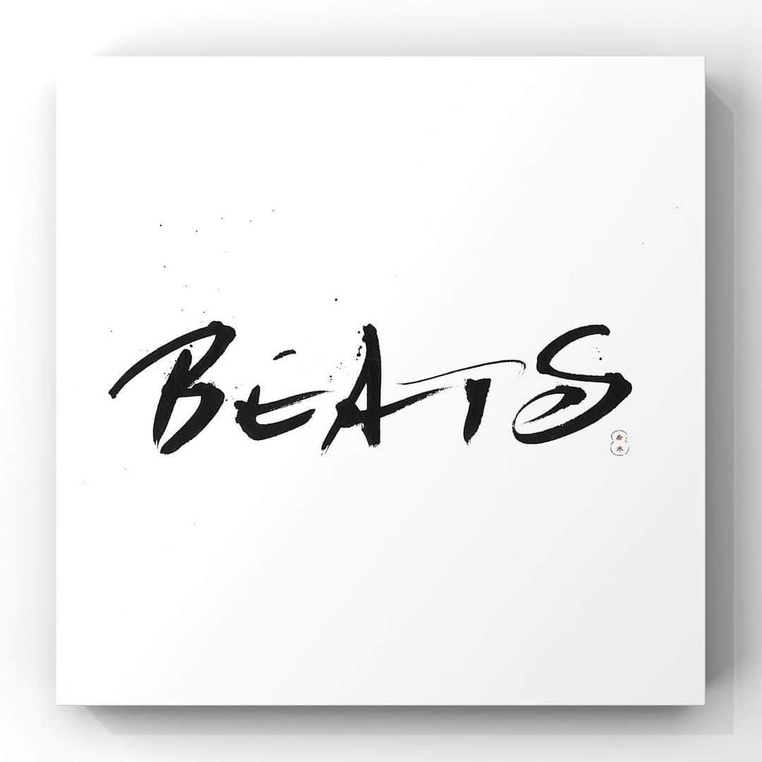 中澤希水さんのインスタグラム写真 - (中澤希水Instagram)「・ ・ 【 BEATS 】 ・ 浜松市中区田町、スナック『BEATS』さんの店舗ロゴを手掛けさせて頂きました。 ・ ご縁を頂きありがとうございます。 ・ スタジオのご近所さんなのでオープン以来、筆をマイクに持ち替えて息抜きにお邪魔させて頂いてます(^^) ・ ・ 作品制作と並行して、こうした店舗ロゴや題字も手掛けています。40年取り組んできた書道で得た技術と知識、感性を最大限に活かし、クライアントの想いを具現化する為のお手伝いをさせて頂いています。 ・ 内装や食事よりも先にお客様の眼に止まる店舗のロゴはとても大切です。店舗のイメージとしっかりとリンクした上で、筆線の持つエネルギーと、余白から映し出される抒情制に惹きつけられるロゴを心がけています。 ・ ・ #beats #浜松市中区田町 #スナック #カラオケ #店舗ロゴ #clientwork #中澤希水 #Japanesecalligraphy #shodo  #kisuinakazawa  #japaneseculture #art  #気韻生動 #墨 #筆 #和紙 #書 #書道家 #handwriting #kisui_archive #abstract_art #abstractdrawing  #minimalstyle #minimalart #minimalculture #inkdrawing #inklife」10月6日 17時49分 - kisui_nakazawa