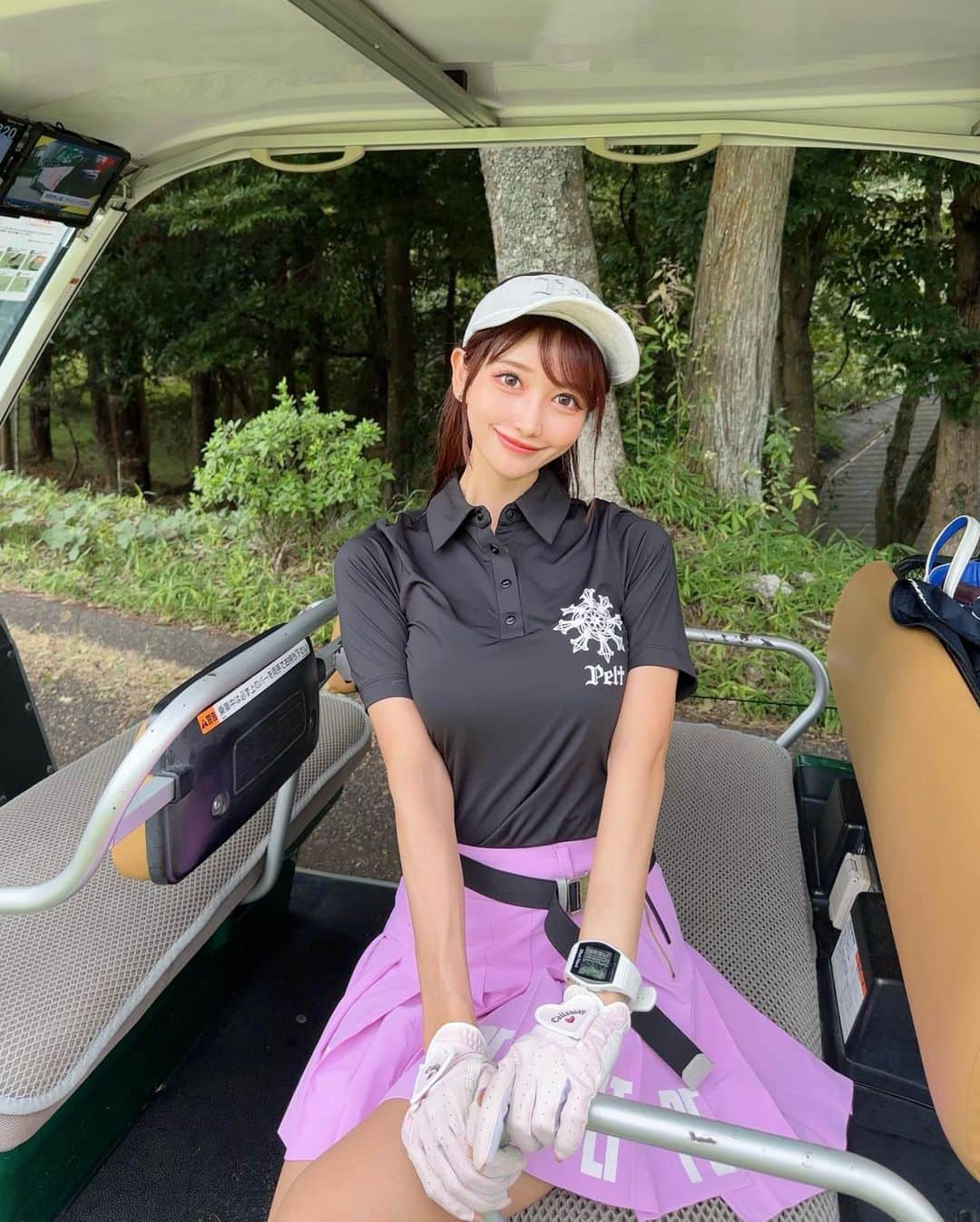 MAYUさんのインスタグラム写真 - (MAYUInstagram)「. この日のゴルフのお供はじゃがりことカルピス⛳️🥔🍼🤍 子どもの頃からカルピスだいすきっ👶🏻🤍 . ウェアは @peltgolf 🖤 ペルトゴルフのトップスは、 どれも伸縮性抜群で身体にフィットするから 動きやすくて好き！☺️✨ 青味がかったピンクのスカートもかわゆいのだ🩷 . . #ゴルフ女子#ゴルフ#ゴルフウェア#ゴルフ場#ペルトゴルフ#成田ヒルズカントリークラブ#じゃがりこ#カルピス#golf#golfwear#golflife#golfaddict#golfclub#golfstagram#golfcourse#narita#japan#pelt#peltgolf#utaa#utaagolf」10月6日 17時44分 - mayu.kina_golf