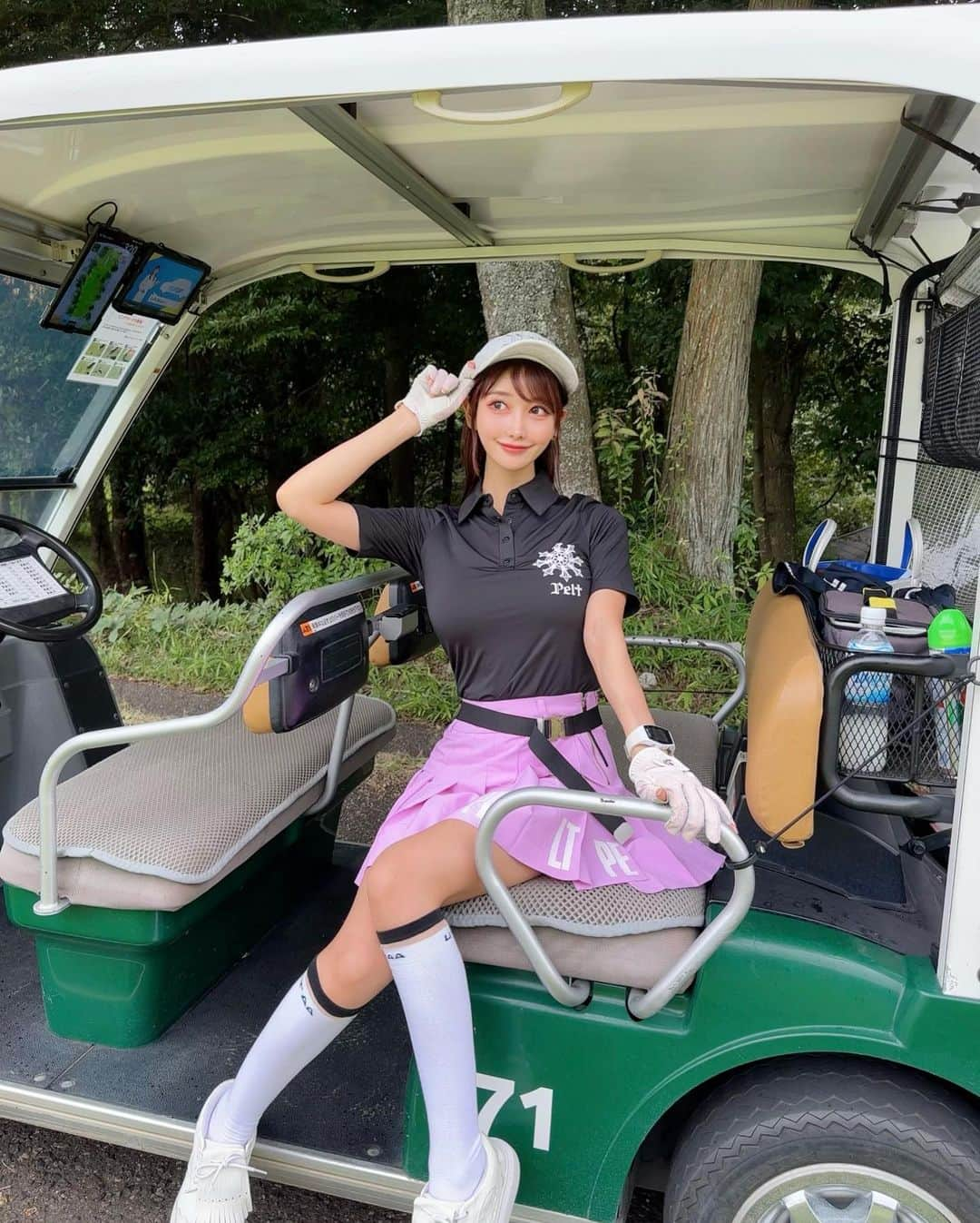 MAYUさんのインスタグラム写真 - (MAYUInstagram)「. この日のゴルフのお供はじゃがりことカルピス⛳️🥔🍼🤍 子どもの頃からカルピスだいすきっ👶🏻🤍 . ウェアは @peltgolf 🖤 ペルトゴルフのトップスは、 どれも伸縮性抜群で身体にフィットするから 動きやすくて好き！☺️✨ 青味がかったピンクのスカートもかわゆいのだ🩷 . . #ゴルフ女子#ゴルフ#ゴルフウェア#ゴルフ場#ペルトゴルフ#成田ヒルズカントリークラブ#じゃがりこ#カルピス#golf#golfwear#golflife#golfaddict#golfclub#golfstagram#golfcourse#narita#japan#pelt#peltgolf#utaa#utaagolf」10月6日 17時44分 - mayu.kina_golf