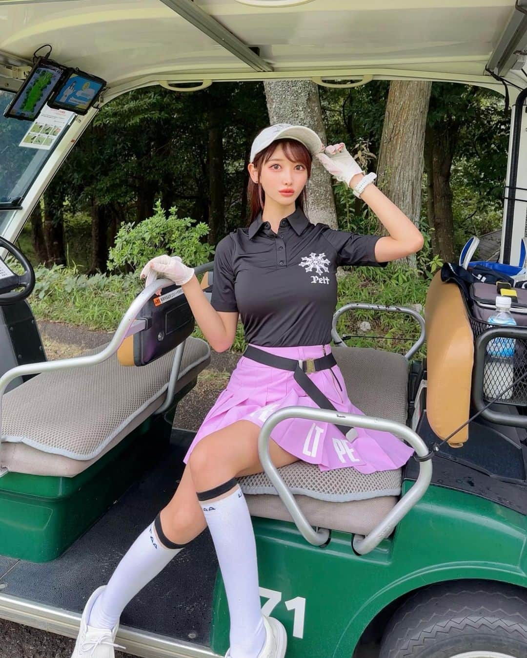 MAYUさんのインスタグラム写真 - (MAYUInstagram)「. この日のゴルフのお供はじゃがりことカルピス⛳️🥔🍼🤍 子どもの頃からカルピスだいすきっ👶🏻🤍 . ウェアは @peltgolf 🖤 ペルトゴルフのトップスは、 どれも伸縮性抜群で身体にフィットするから 動きやすくて好き！☺️✨ 青味がかったピンクのスカートもかわゆいのだ🩷 . . #ゴルフ女子#ゴルフ#ゴルフウェア#ゴルフ場#ペルトゴルフ#成田ヒルズカントリークラブ#じゃがりこ#カルピス#golf#golfwear#golflife#golfaddict#golfclub#golfstagram#golfcourse#narita#japan#pelt#peltgolf#utaa#utaagolf」10月6日 17時44分 - mayu.kina_golf