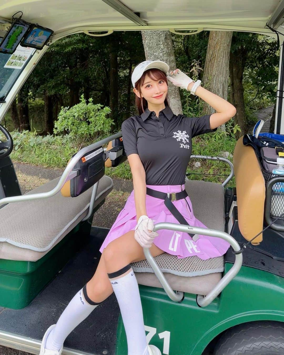 MAYUのインスタグラム：「. この日のゴルフのお供はじゃがりことカルピス⛳️🥔🍼🤍 子どもの頃からカルピスだいすきっ👶🏻🤍 . ウェアは @peltgolf 🖤 ペルトゴルフのトップスは、 どれも伸縮性抜群で身体にフィットするから 動きやすくて好き！☺️✨ 青味がかったピンクのスカートもかわゆいのだ🩷 . . #ゴルフ女子#ゴルフ#ゴルフウェア#ゴルフ場#ペルトゴルフ#成田ヒルズカントリークラブ#じゃがりこ#カルピス#golf#golfwear#golflife#golfaddict#golfclub#golfstagram#golfcourse#narita#japan#pelt#peltgolf#utaa#utaagolf」