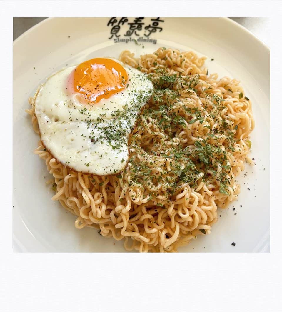 かせきさいだぁさんのインスタグラム写真 - (かせきさいだぁInstagram)「本日の質素亭、頂きモノ『マルちゃん 北海道限定 やきそば弁当 たらこ味バター風味』❤️やっぱりバツグンの美味しさ！お湯入れて３分して湯切りしたら、油少々のフライパンで水分を一気に飛ばしつつ付属のソースやら混ぜます。お皿に盛って（容器に戻しても可）、付属のふりかけ振って出来上がり😋美味い！ #質素亭 #しっそ亭」10月6日 17時45分 - kasekicider
