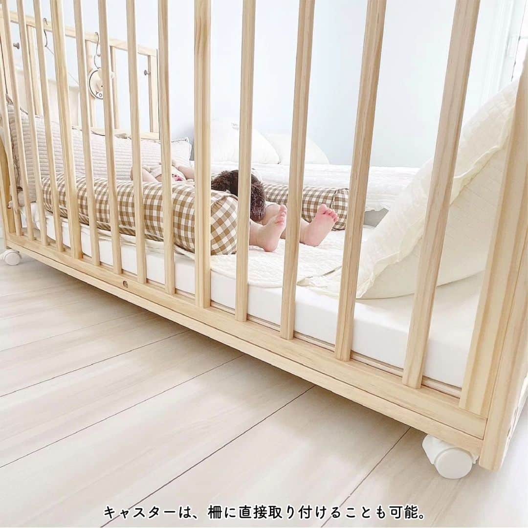 yamatoya(ベビー・キッズ家具の大和屋) さんのインスタグラム写真 - (yamatoya(ベビー・キッズ家具の大和屋) Instagram)「【いろんな高さで“添い寝”ができる♪】そいねーるラージ/ミニ ベビーベッド  大人の寝具の高さに合わせて “添い寝”ができるベビーベッド「そいねーるラージ/ミニ」♪  赤ちゃんが寝る床板の高さは20段階！ 最上段は66cm(キャスター有り)から最下段11.5cm(キャスター無し)まで、約3m刻みで調整が可能♪ ※「ラージ」に付属の敷きマットレス、「ミニ」は高さ5cmの敷きマットレスの高さを含んだ床から上面までの高さになります。  いま使っている大人のベッドが高い人、布団の人、マットレスだけの人など、いろんな高さに合わせることができます。  段差がなくスペースが広がるから、上の子たちも一緒に寝てみたり。 なかには、寝返り防止として、大人のベッドより少し低くして段差を作る方もみえます♪  「そいねーる」なら、安全に“添い寝”ができるので、パパママ、きょうだいも一緒に添い寝ができていい思い出にもつながりそうです♪  ぜひ、ご参考にしていただけたらと思います。  #そいねーる #そいねーるミニ #そいねーるラージ #soinel #ベビーベッド #添い寝 #妊娠 #妊婦 #出産準備 #マタニティ #初マタ #プレママ #0歳 #赤ちゃん #子ども #ベビー #令和5年ベビー #子育て #子ども家具 #yamatoya #大和屋」10月6日 17時47分 - yamatoya_official
