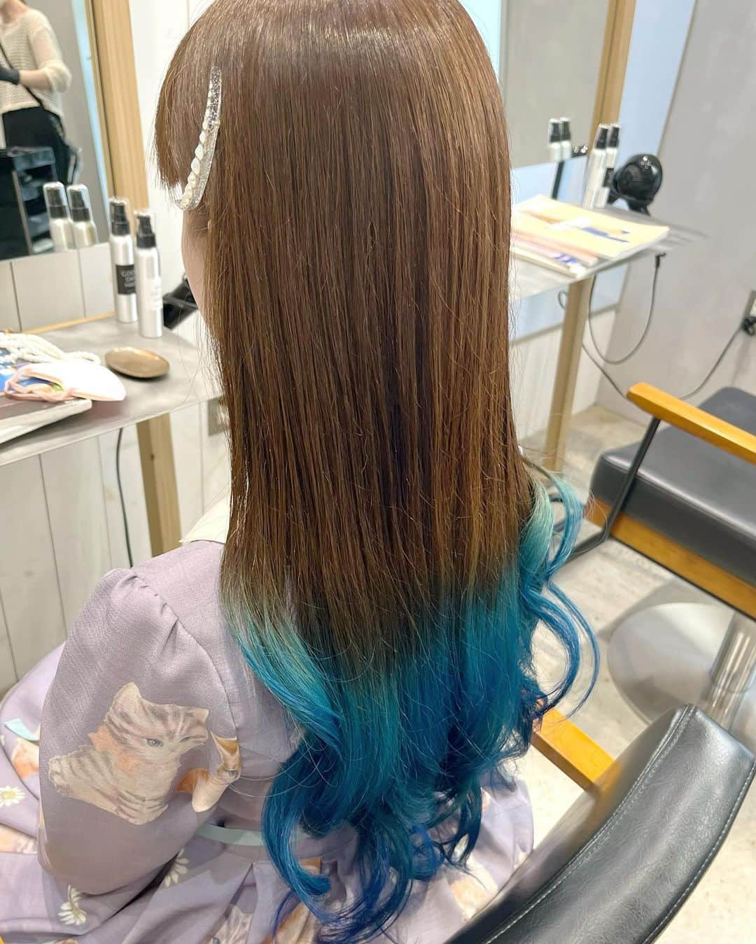 春奈るなのインスタグラム：「ライブに向けてGOOD DAY HAIRでヘアメンテ🥰 裾カラーも復活してつやさらになりました🥰✨✨ ずっと愛用してる洗い流さないタイプのヘアトリートメントもお迎えしました💖 #gooddayhair #haircolor  #haircare」