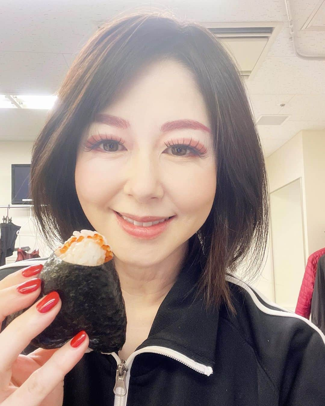 堀内敬子のインスタグラム：「本番前に食べて。 パワーーをつけてた。 おむすび🍙  さぁ、千秋楽、行って来ます🎵  #アナスタシア #東京千秋楽 #おむすび  #みんなはまだあります😍」