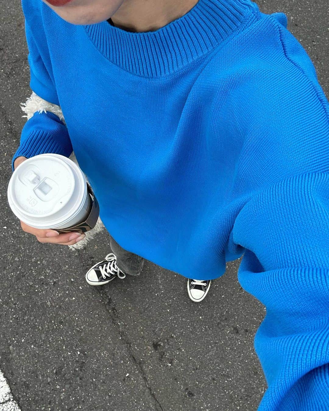 木下桜さんのインスタグラム写真 - (木下桜Instagram)「. スタバの新作やっと飲めた🍫 店員さんおすすめのアーモンドミルク変更で🐄♡  急に寒くなって セーターがちょうど良い🍂 この青の色味が肌色よく見えてタイプ、、😮‍💨🫱🏻‍🫲🏼🤍 #yo__style   @bonjoursagan   #pr  #bonjoursagan #bs_style #ボンサガ」10月6日 17時52分 - yo_kinoshita