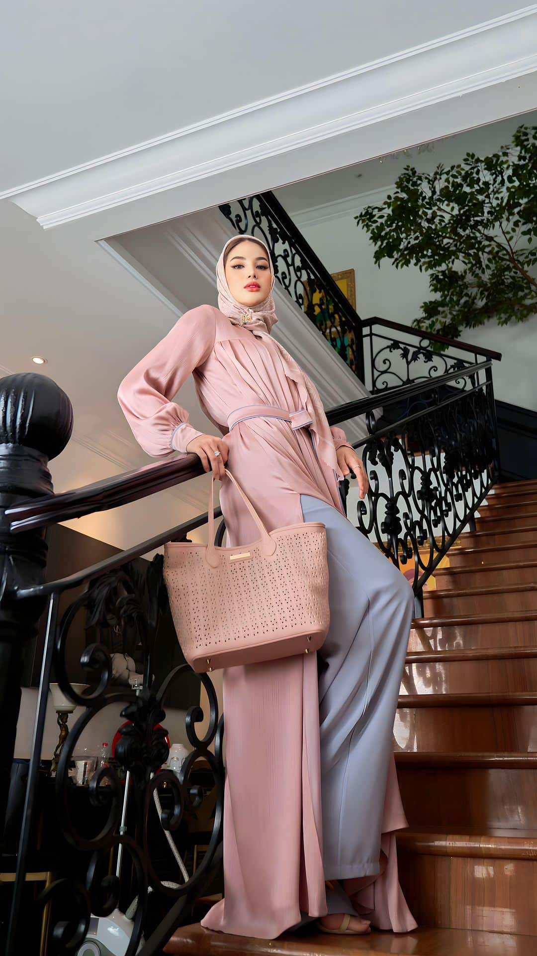 Ivan Gunawanのインスタグラム：「Effortlessly stylish and endlessly versatile, our dress set is the key to solving your daily mix and match challenges 💕  And complete your look with the perfect bag ! PS : The exclusive bag is coming to your way soon 😍  Save this video and stay tune !   Lipstick : @ivangunawan_cosmetics  Our special model :   Kannaporn Phatthanaphan @kana.p.p  Miss Grand Surin 2023 👑  @yayasanduniamegabintang  P R I V E From @ivan_gunawan to you only ❤️  #ivangunawan #ivangunawanprive #ExclusivebyIvanGunawan #PremiumBlouse #ForeverFashionable #ConfidentlyYou #luxurystyle」
