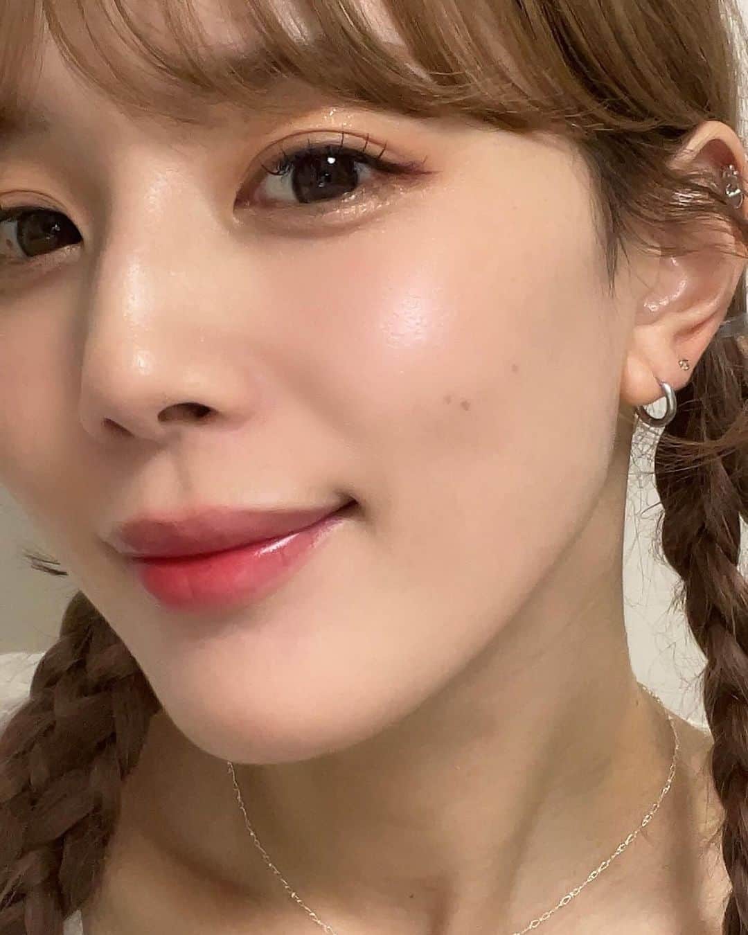 目見田早弥子のインスタグラム：「Qoo10 MEGA KIT今回も最高すぎる💭🩷 ずっと気になってた @amuse の日本限定カラーのティントと @2an_official のチークを使ってメイクしてみたよ~！ ティントはすでに５色くらい持ってるんだけれど コーラル系や淡いピンクが多かったから パキッとした赤が新鮮で可愛くて嬉しい🎈♡  10/1〜10/7までQoo10 20%メガポが実施中！ メガポのタグが付いてる対象商品を購入すると 購入金額の20%がポイント還元される とってもお得なキャンペーンなので この機会にぜひ利用してみてねʚ♡ɞ  #Qoo10MegaKit #Qoo10 #メガポ #PR」
