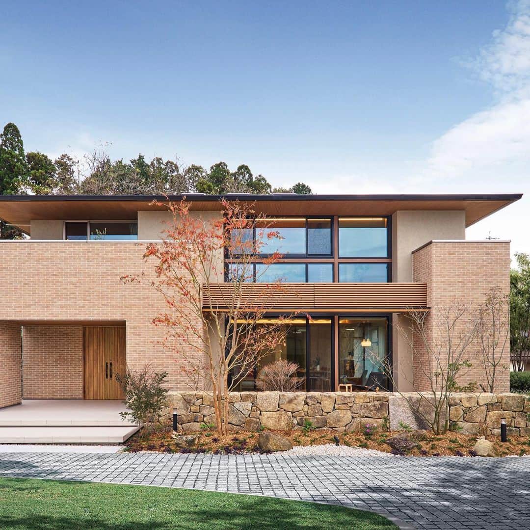 住友林業株式会社_戸建住宅公式さんのインスタグラム写真 - (住友林業株式会社_戸建住宅公式Instagram)「いつも住友林業公式Instagramをご覧いただきありがとうございます✨  2017年12月からスタートした当社Instagramが、おかげさまでフォロワーさま10万人を達成しました！ 心より感謝申し上げます。  これからも素敵な展示場や実例宅、住まいのお役立ち情報をお届けしていきます。 引き続き、住友林業公式Instagramをよろしくお願いします！  *……*……*……*……*……*……*……*……* ぜひお近くの展示場・ショールームでご相談してみませんか。  『お得な家づくりフェア』 期間中にWEB予約の上、【展示場】にご来場の方に 【住友林業オリジナル木製コースター】プレゼント！ 住友林業こだわりの銘木でつくられた、数量限定 木製オリジナルコースターです。  期間：10月1日(日)～10月31日(火)まで  お近くの展示場・ショールーム検索は、 @sfc_ie ハイライト"来場予約"をチェック！ *……*……*……*……*……*……*……*……*  #我が家はすみりん  #住友林業  #住友林業の家  #すみりん  #すみりんの家  #家づくり  #自由設計の家  #木の家  #木のある暮らし  #ldk  #あらわし梁  #木質天井  #住宅展示場  #大開口  #暮らしを楽しむ  #理想の家づくり  #木の家づくり  #緑のある暮らし  #木のぬくもり  #リビング  #空間コーディネート  #外観デザイン  #ジャパンディスタイル  #施工事例  #TREEing」10月6日 18時07分 - sfc_ie