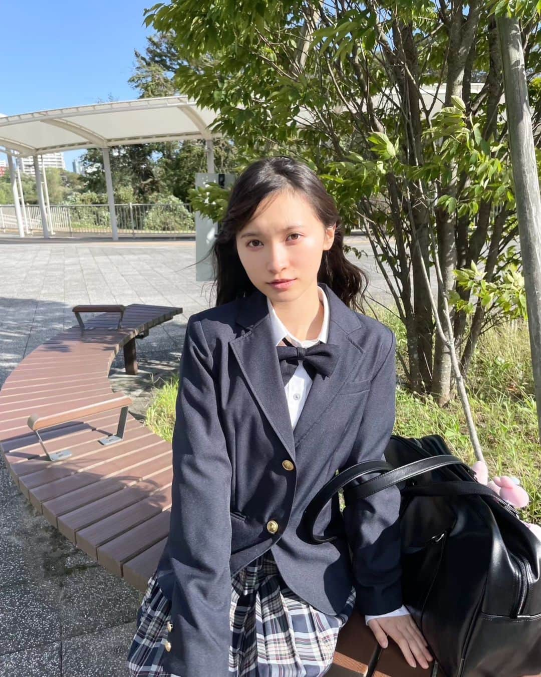 桧山ありすさんのインスタグラム写真 - (桧山ありすInstagram)「久々の制服コーデ🫶🏻  空がとても綺麗だったので外で写真を撮ろうと思ったら風が強すぎて...断念しました🥲  風の影響で電車が止まった場所もありましたが皆さん大丈夫でしたか？  私は歩いてたら、強風で松ぼっくりみたいなものが頭に落ちてきました、、笑  #桧山ありす #alice #jk #fjk #jk1 #07 #16歳 #高校生 #制服風コーデ #ロングヘア」10月6日 17時59分 - alice.hiyama