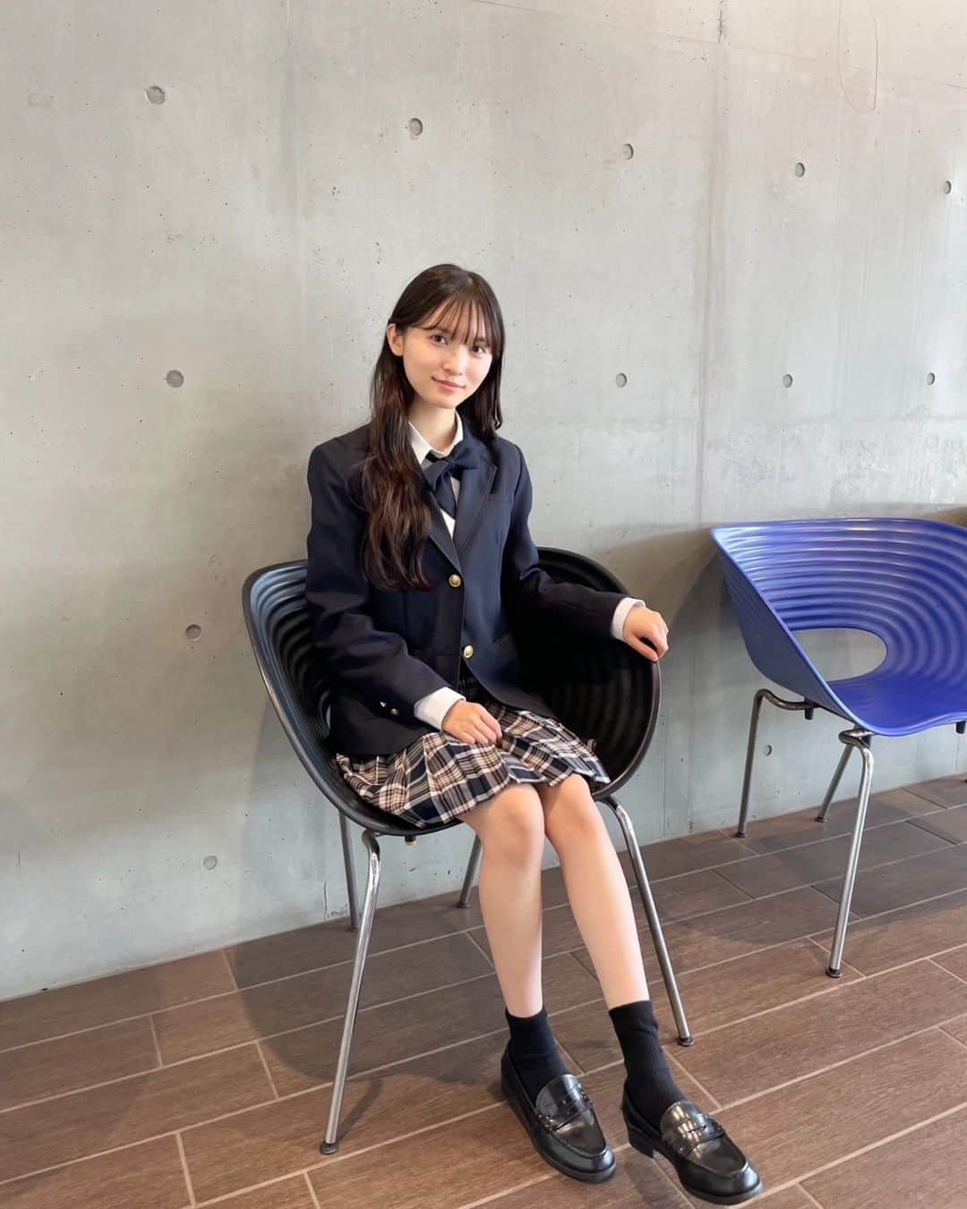 桧山ありすさんのインスタグラム写真 - (桧山ありすInstagram)「久々の制服コーデ🫶🏻  空がとても綺麗だったので外で写真を撮ろうと思ったら風が強すぎて...断念しました🥲  風の影響で電車が止まった場所もありましたが皆さん大丈夫でしたか？  私は歩いてたら、強風で松ぼっくりみたいなものが頭に落ちてきました、、笑  #桧山ありす #alice #jk #fjk #jk1 #07 #16歳 #高校生 #制服風コーデ #ロングヘア」10月6日 17時59分 - alice.hiyama