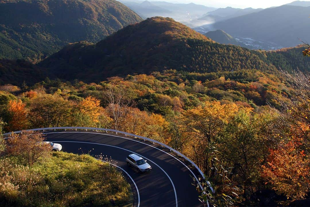 TOBU RAILWAY（東武鉄道）さんのインスタグラム写真 - (TOBU RAILWAY（東武鉄道）Instagram)「. . 📍Nikko - Irohazaka Autumn Leaves A famous sight for autumn leaves that is representative of Japan! . Irohazaka has been listed in the 100 Best Roads in Japan. Many people drive here from all over Japan during the annual autumn leaves season. Irohazaka has elevation differences of up to 400m. Being able to enjoy the gradually changing autumn leaves from the bottom of the hill to the top is one of its charms. The entire course is splendidly colored during the autumn leaves season, so you can even enjoy the expanding fallen leaves at the base of the mountain from inside your car. A perfect spot to visit during your Japan trip! Be sure to check out the beautiful fall leaves of Irohazaka! . . . . Please comment "💛" if you impressed from this post. Also saving posts is very convenient when you look again :) . . #visituslater #stayinspired #nexttripdestination . . #nikko #irohazaka #autumnleaves #recommend #japantrip #travelgram #tobujapantrip #unknownjapan #jp_gallery #visitjapan #japan_of_insta #art_of_japan #instatravel #japan #instagood #travel_japan #exoloretheworld #ig_japan #explorejapan #travelinjapan #beautifuldestinations #toburailway #japan_vacations」10月6日 18時00分 - tobu_japan_trip