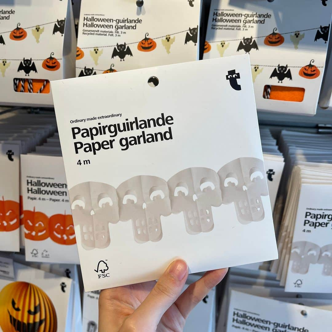 Flying Tiger Japanさんのインスタグラム写真 - (Flying Tiger JapanInstagram)「パーティーに必要な２つのアイテム🎃👻 ペーパーナプキンとガーランド🍽️  テーブルに、ハロウィン。 ずらりと、ハロウィン。 その文字は、BITE ME。 すてきなドラキュラさんを、ゲストにお招きして。 きもちわるい。かわいい。 お部屋のデコレーションにも。16枚入。  見てる。こっちを。スパイダー。 黒くて。フェルト。スパイダー。 ガーランド。３メートル。  パンプキン「だれが、カボチャやねん」 ゴースト「アハハハハ　アハハ」 コウモリ「よく目がマジだっていわれます」 フェルト製のかわいい子たち。 ハロウィンのガーランド。長さは3メートル。  きもちわるい。かわいい。 これって、ハロウィン。本気のハロウィン。 キャーーーッ！ イヤーーーッ！ フライング タイガー コペンハーゲーーーンッ！  ※在庫状況は各店舗で異なります。詳しくはお近くの店舗にお問い合わせください。  #フライングタイガー #flyingtiger #北欧 #北欧インテリア #北欧デザイン #北欧雑貨 #デンマーク  #hygge #ハロウィン #Halloween #ハロウィンパーティー #ハロウィン飾り #ハロウィン仮装 #ハロウィン🎃 #ハロウィングッズ #ハロウィンイベント #ハロウィン装飾 #ハロウィン雑貨 #パーティー」10月6日 18時00分 - flyingtigerjp