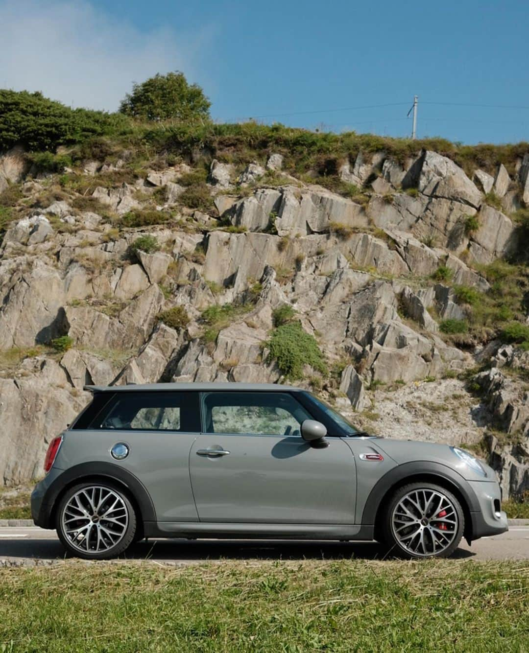 MINI Japanのインスタグラム：「スイスとイタリアの国境を越えるスプリューゲン峠は、MINIと一緒に行きたい夢の場所🏔    📸: @frank.online    #MINI3DoorHatch #Explore #MINIJapan」