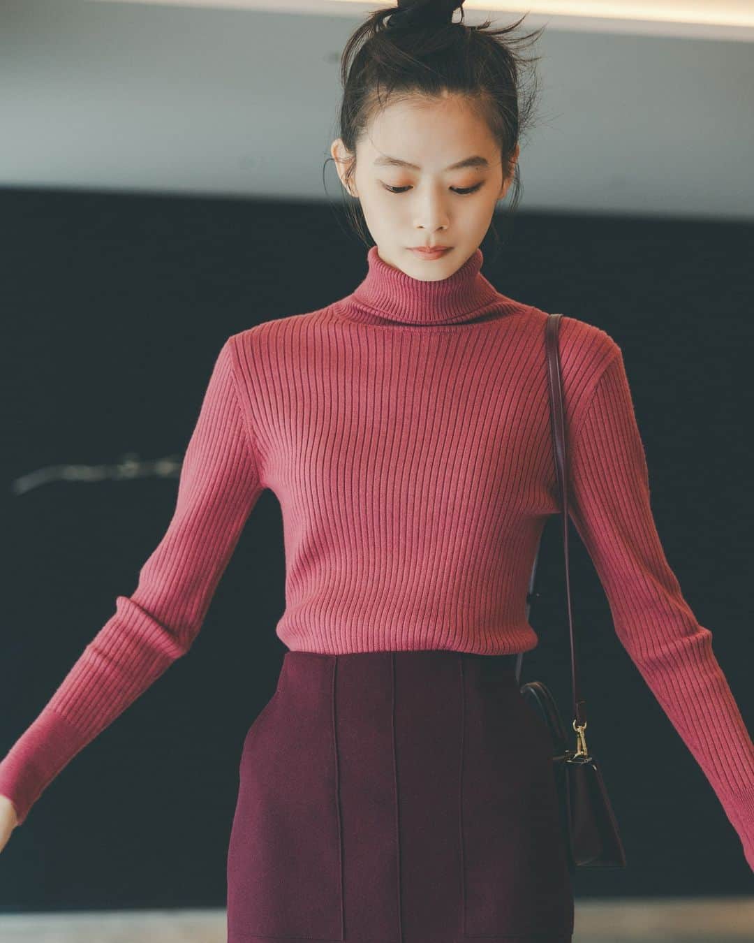 NATURAL BEAUTY BASICのインスタグラム：「松木育未さん着用の 秋の新作webカタログ第1弾が大好評公開中♡  ■ウールブレンドリブベーシックシリーズ タートルニット ¥7,480 tax in size:FR color:アンティークローズ/クロ/オフ/グレイッシュグリーン #0173270002  ■アウトポケットナロースカート ¥9,460 tax in size:S/M/PS color:バーガンディ/オフ/チャコール #0173220004  ------------  Trend Tips -2023Autumn-  表面感のあるジャガードスカートに トラッドなアランニット、 大人フェミニンなミニ丈のニットワンピースetc.  今季トレンドをふんだんに盛り込んだ新作をデリバリー。 コーデの鮮度を高めてくれる キャッチーなアイテムで秋本番に備えて。  #松木育未 さん #新作アイテム #ニット #カーディガン #スカート #タイトスカート #ナロースカート #フロントボタンスカート #秋コーデ #お出かけコーデ #オフィスコーデ #オフィスカジュアル #通勤コーデ #大人可愛い #カラーコーデ  #着回しコーデ #きれいめカジュアル  #ベーシックコーデ #ベーシック #ナチュラルコーデ #トレンドスタイル #シンプルコーデ #ナチュラルビューティーベーシック #naturalbeautybasic」