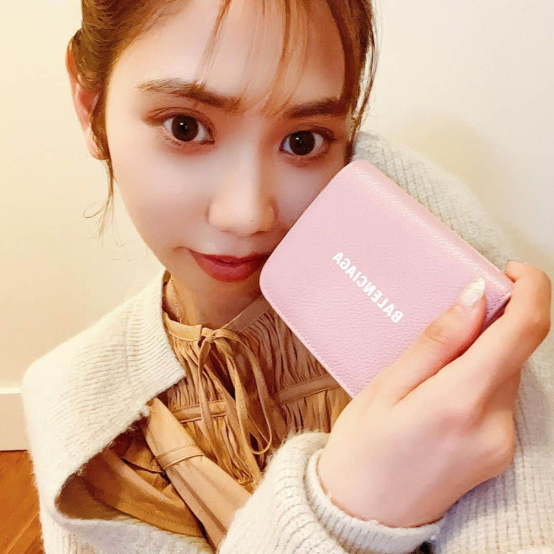 薬丸玲美のインスタグラム：「投稿すっかり忘れてしまう😅  こないだの一粒万倍日×大安の日に お財布を変えました👛  #balenciaga のピンクのスモールウォレットに🩷  いろんなお店見に行って気づいたこと 円安だけど、ハワイプライスでどこも 特別価格になっていて 日本で買うより安い✨🙌🏻  日本からのお友達はみんな 円安だから買い物楽しくないっていうけど お店によっては日本より安いよ！！」