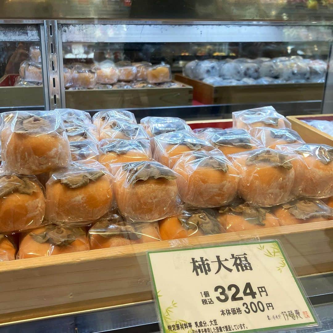 大丸神戸店のモノとコトのインスタグラム：「.  〈京 嵯峨野 竹路庵〉期間限定ショップ🍃 ■10月4日(水)→10日(火)　 ■地1階 和洋菓子売場 スイーツイベント  京都嵐山に本店を構える〈京 嵯峨野 竹路庵〉は、お召しあがりの姿に想いをはせ、定番の素材を使用しつつ、 日々斬新な商品作りに取り組み、真心を込めて和菓子に向き合いまっています✨  柿大福という珍しいものに加え、 みたらし団子や抹茶ゼリー・大福各種などを取り揃えています🌟 涼しくなり、あたたかいお茶と一緒に和菓子を楽しみたい季節ですね♪  ぜひ、この機会にご賞味ください🌕   #大丸神戸店#大丸神戸#元町#神戸#神戸大丸#daimarukobe#kobe#旧居留地#神戸っ子#竹路庵」