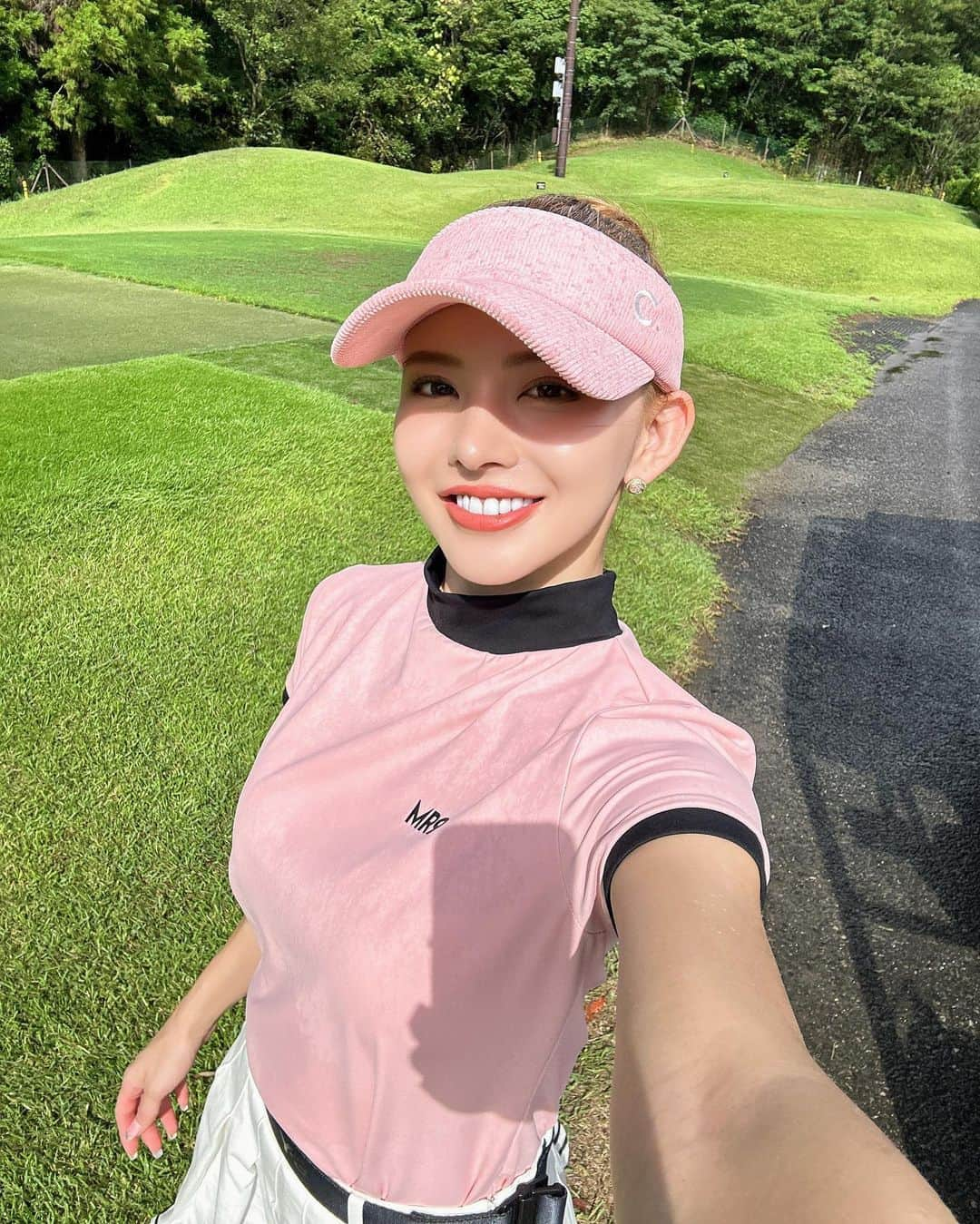 カレンさんのインスタグラム写真 - (カレンInstagram)「⛳️ ゴルフウェア着たいので ゴルフへ行きたいです🥹🩷w  ゴルフのお誘いお願いします！w  #golf #golfgirls #ゴルフ」10月6日 18時01分 - cjd_karen