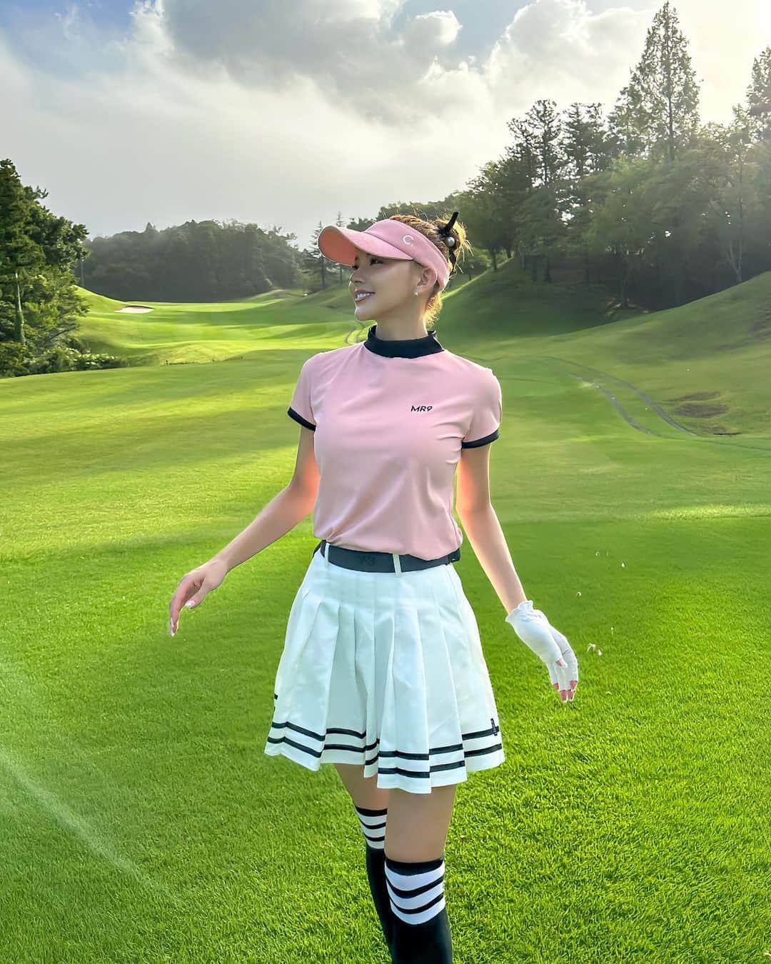 カレンのインスタグラム：「⛳️ ゴルフウェア着たいので ゴルフへ行きたいです🥹🩷w  ゴルフのお誘いお願いします！w  #golf #golfgirls #ゴルフ」