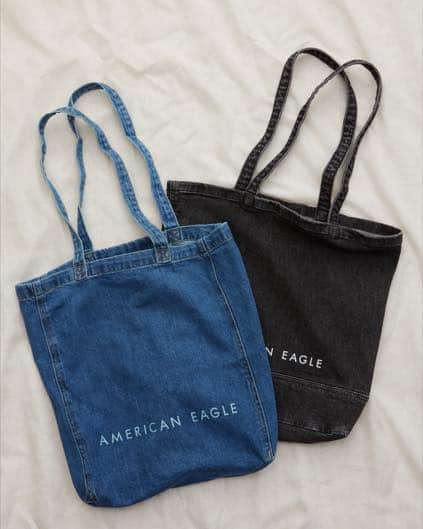 アメリカンイーグルのインスタグラム：「AEが日本に店舗を立ち上げてすでに1年になりました🎉  皆様と一緒に1周年記念をお祝いしたいと思います🥳  日頃のご愛顧に感謝を込めて、スペシャルプレゼントをご用意しました🎁  10月6日～10月9日の期間内に、AE全店で10,000円以上お買い上げの方に、AEオリジナルデニムトートバッグをプレゼントいたします！  ぜひこの機会をお見逃しなく!!今すぐお越しください、一緒にスタイリッシュにお祝いをしましょう! 🛍️  #アメリカンイーグル #americaneaglejp #AEJeans #アメリカンイーグルジーンズ #デニム #ジーンズ #AEコーデ」