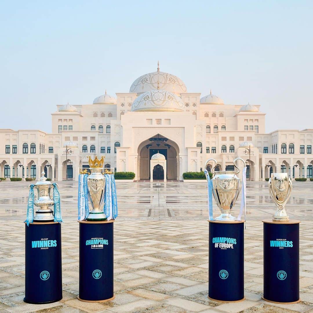 マンチェスター・シティFCさんのインスタグラム写真 - (マンチェスター・シティFCInstagram)「Taking in the sights of @qasralwatantour here in Abu Dhabi on the Treble Trophy Tour! 🏆🩵」10月6日 18時01分 - mancity