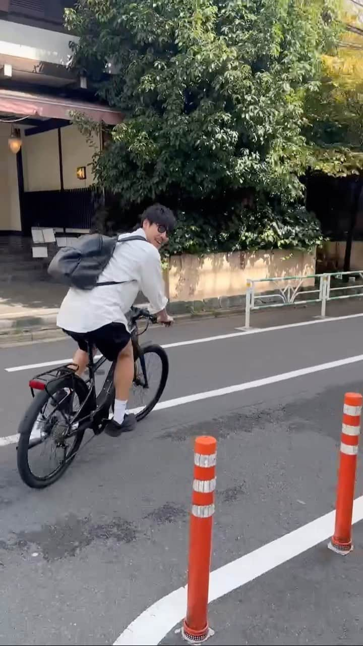 長谷川惠一のインスタグラム：「電動自転車デビュー😎✨  ビュンビュンだぜ🚲💨  色んなところ行ってみたいな🤔  声の出演: @kyo_hayase_   #電動自転車  #安全運転  #安全第一  #行ったことないところに行ってみよう」