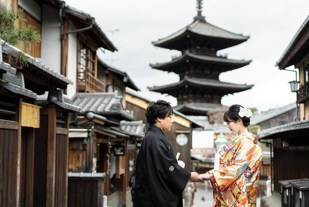 桜鶴苑さんのインスタグラム写真 - (桜鶴苑Instagram)「【3月ご撮影の新郎新婦様💍✨】 八坂の塔でのロケーション撮影をご希望のおふたり🌸  八坂の塔でご撮影を行ったあと、 桜鶴苑のお庭でもご撮影を行いました📷✨  和装がとってもお似合いなおふたりでした！！  おふたりのこれからの末永い幸せを 当苑スタッフ一同願っております✨  当苑では毎週ブライダルフェアを開催しております！ 少しでも気になってくださいましたお客様は ぜひご予約くださいませ。 皆様にお会いできますことを楽しみにしております！  #桜鶴苑#結婚式#挙式#日本庭園人前式#神前式#披露宴#フォトウェディング#京都結婚式場#フォトウェディング京都#日本庭園#京都らしい風景#京都料理#京料理#少人数#家族#顔合わせ#神社仏閣#南禅寺#新緑シーズン」10月6日 18時02分 - okakuen