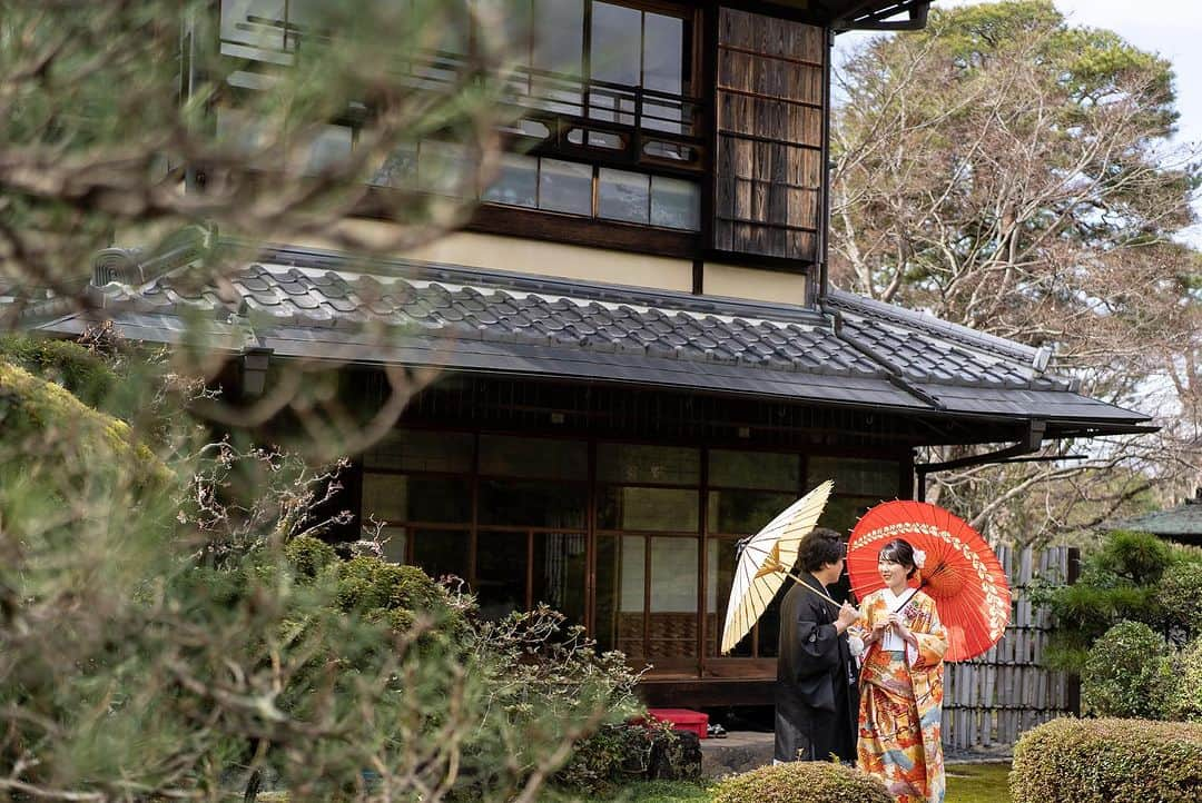 桜鶴苑さんのインスタグラム写真 - (桜鶴苑Instagram)「【3月ご撮影の新郎新婦様💍✨】 八坂の塔でのロケーション撮影をご希望のおふたり🌸  八坂の塔でご撮影を行ったあと、 桜鶴苑のお庭でもご撮影を行いました📷✨  和装がとってもお似合いなおふたりでした！！  おふたりのこれからの末永い幸せを 当苑スタッフ一同願っております✨  当苑では毎週ブライダルフェアを開催しております！ 少しでも気になってくださいましたお客様は ぜひご予約くださいませ。 皆様にお会いできますことを楽しみにしております！  #桜鶴苑#結婚式#挙式#日本庭園人前式#神前式#披露宴#フォトウェディング#京都結婚式場#フォトウェディング京都#日本庭園#京都らしい風景#京都料理#京料理#少人数#家族#顔合わせ#神社仏閣#南禅寺#新緑シーズン」10月6日 18時02分 - okakuen