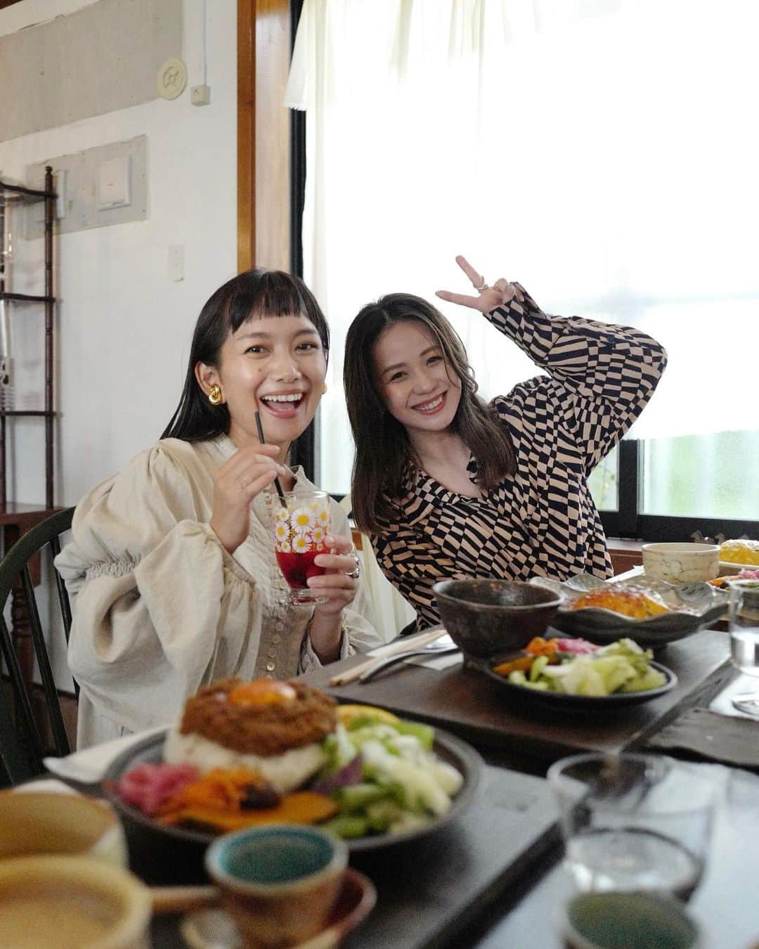 武智志穂のインスタグラム：「以前からちょこちょことお知らせをさせていただいていたフリマin沖縄 @via818candle での詳細が決まりました😉  日時は10月21日（土）12時〜を予定しております！  今回は初めてVIA818のお店での開催となりますので、当日お越しいただくみなさんには、わたしからいくつかお願いがあります🙇🏻‍♀️✨  【駐車場について】 駐車場は縦列して、10台前後となっております。 店舗前の道は片側一車線のカーブになっており、路駐や一時停止は大変危険になっております為、“絶対”にしないで頂けますよう、よろしくお願い申し上げます。 安心安全に営業を行なっていきたいため、近隣のご迷惑にならない為にも交通マナーを守っていただき、駐車場がいっぱいで入れない場合は、少し時間をあけてのご来店をお願い申し上げます。  【人数・時間制限について】 店内が混み合う場合、人数・時間を制限させていただきます。 外で待っていただく場合がありますが、ご理解のほどよろしくお願い申し上げます。  また、普段通りVIA818の店内での撮影はご遠慮いただいております。  そしてここからは、お買い物をしていただくにあたってのお願いとなります。  ⚫︎体調の優れない方はご来場をご遠慮下さい。 ⚫︎お支払いは現金のみとさせていただきます。 お釣りがないので細かいお金を用意してきて下さい。 ⚫︎エコバッグ持参でお願いします。 ⚫︎ご購入後の返品・交換はお受けできません。  お願いが多くなってしまって恐縮なのですが、み〜んなが気持ちよく楽しく時間を過ごせるよう、ご理解ご協力のほどよろしくお願いいたします🫶🏼  フリマに持って行くアイテムは夏物・冬物半分半分くらいで、子ども服やおもちゃ、インテリア雑貨や食器を予定しています。 せっかくVIA818の素敵な空間でフリマをさせてもらえるので、過去最高のクオリティを準備しています。 みなさんに喜んでもらえるといいな💭💕 楽しみにしていてくださいね〜！」