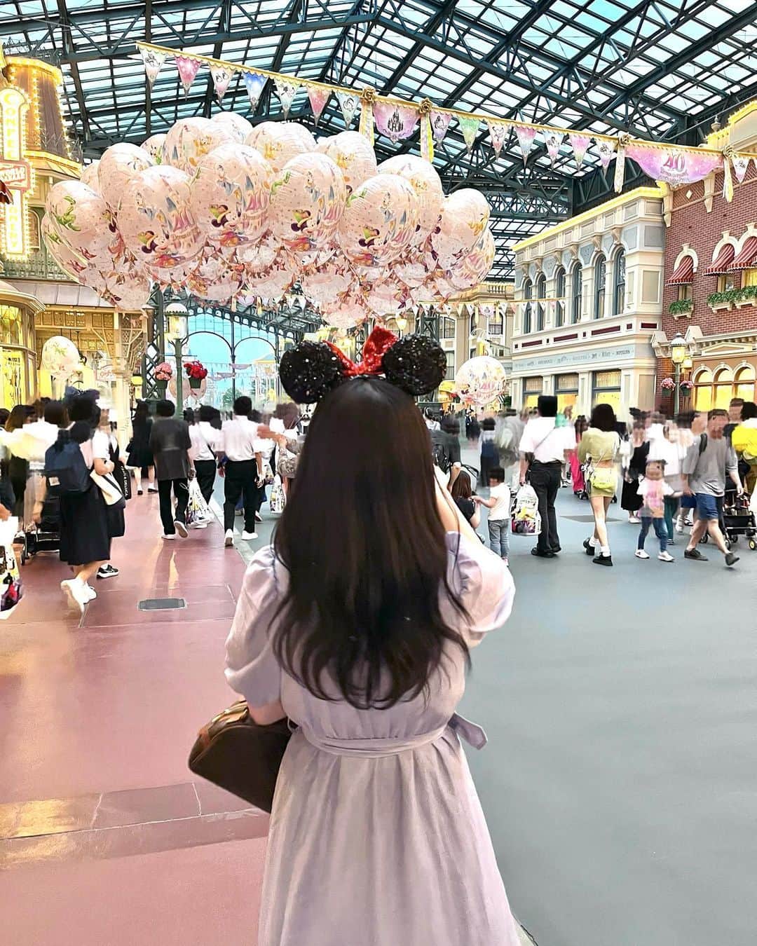 山根涼羽のインスタグラム：「.  ５月に母の日のプレゼントで お母さんとディズニーに行ったのですが 写真を載せ忘れていたので ､これから載せます 🛋  お母さんが終始はしゃいでいて  そんな姿を見て ､ 私も嬉しくなりました ☺️♡  #disneyland #disney #ootd」